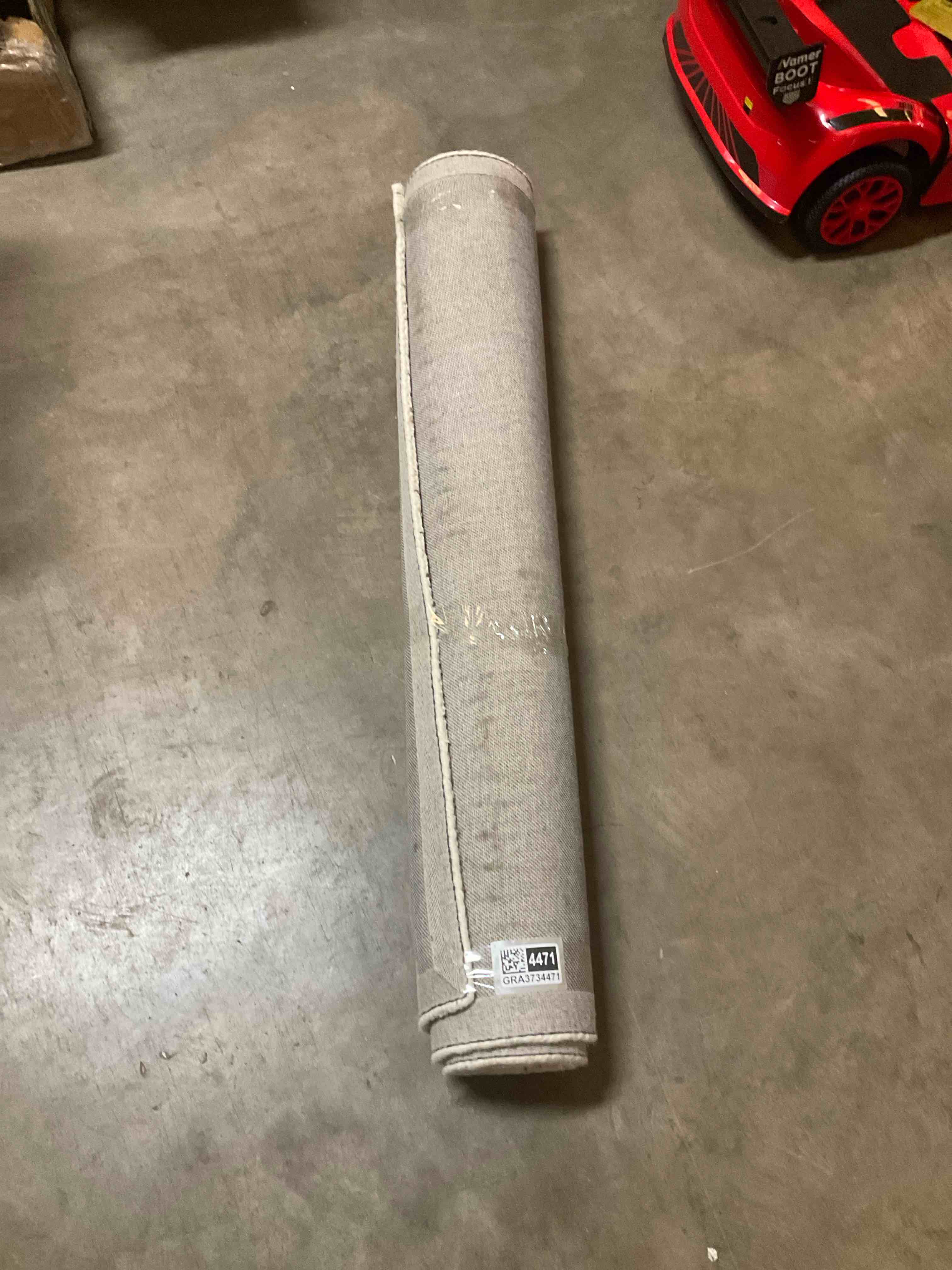 Condition photo showing Good Condition for 6’ x 4’ area rug 