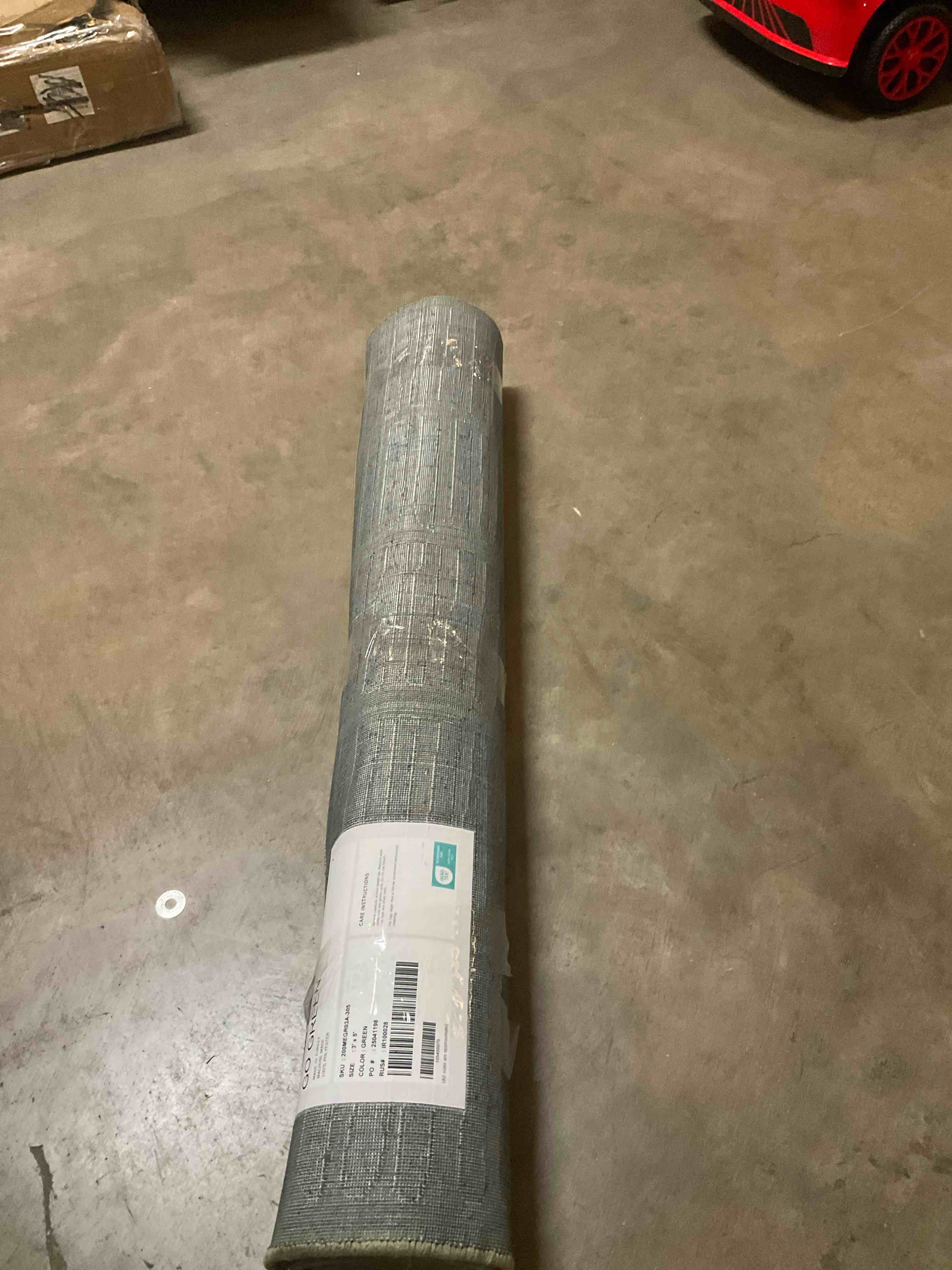 Condition photo showing Good Condition for 3’ x 5’ green rug