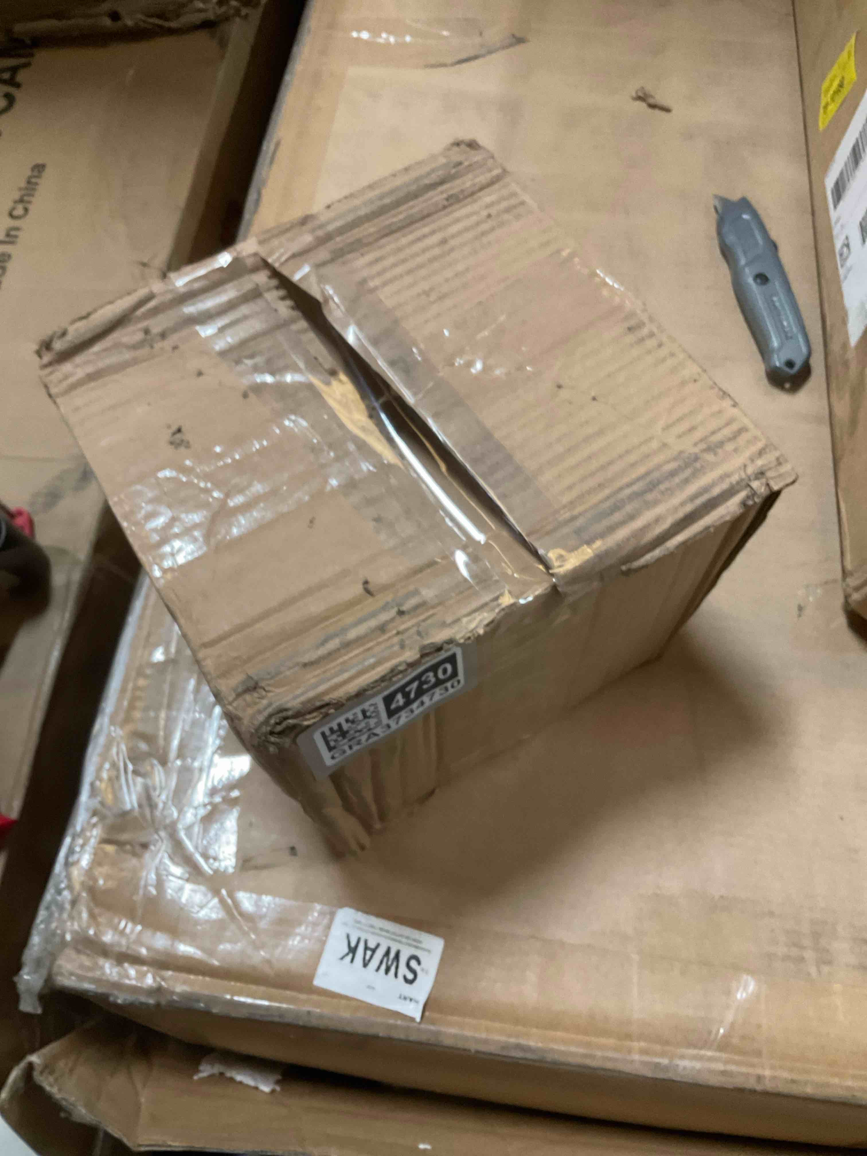 Condition photo showing Good Condition for hardware from dresser