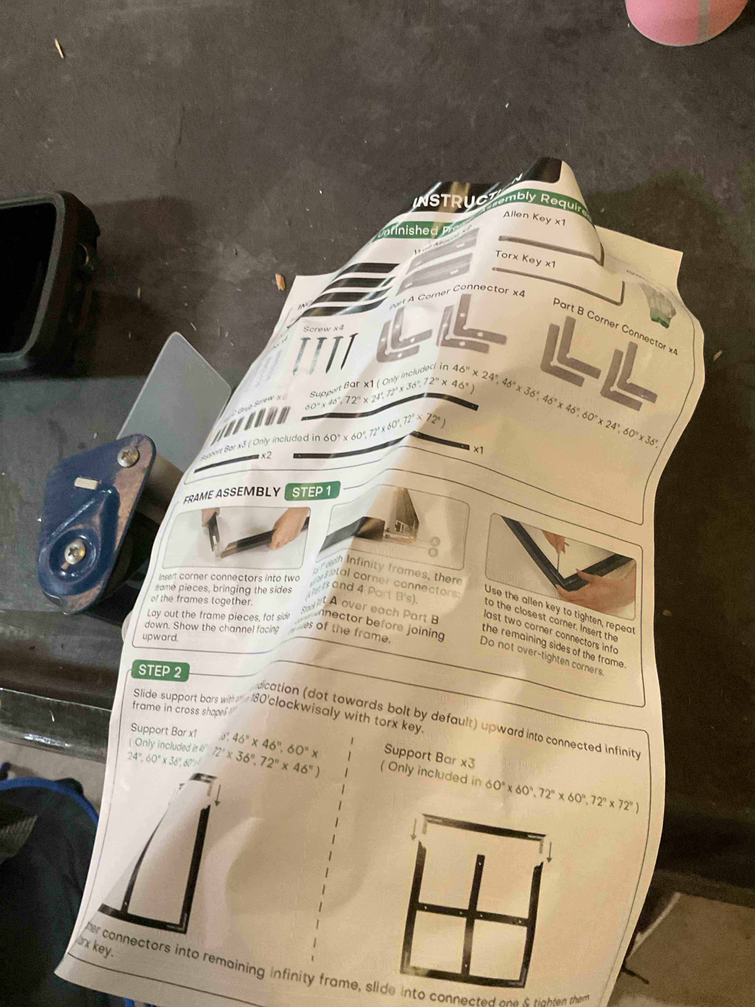 Condition photo showing Good Condition for adjustable metal artwork frame