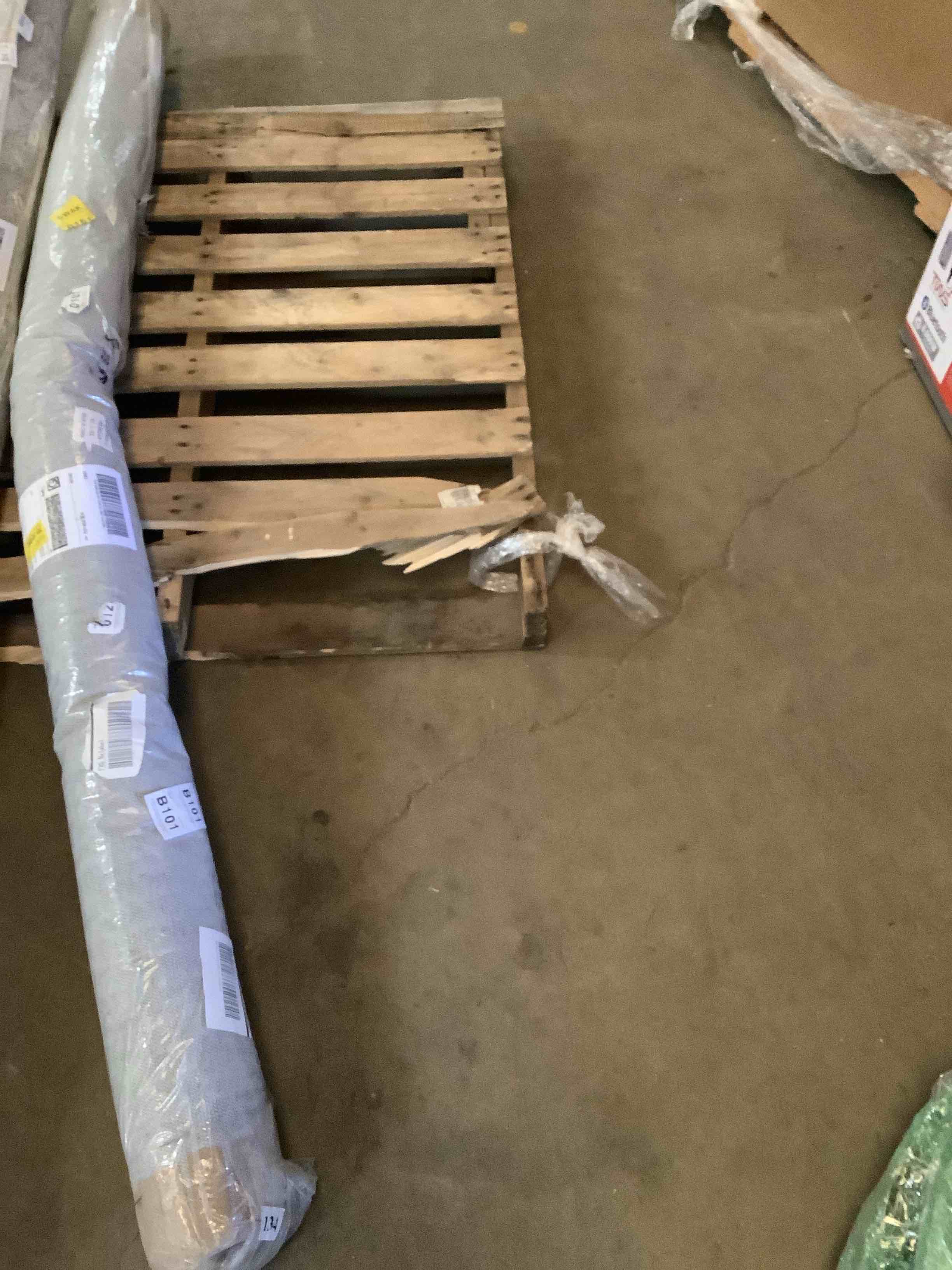 Condition photo showing Good Condition for lympsham floral polyester area rug