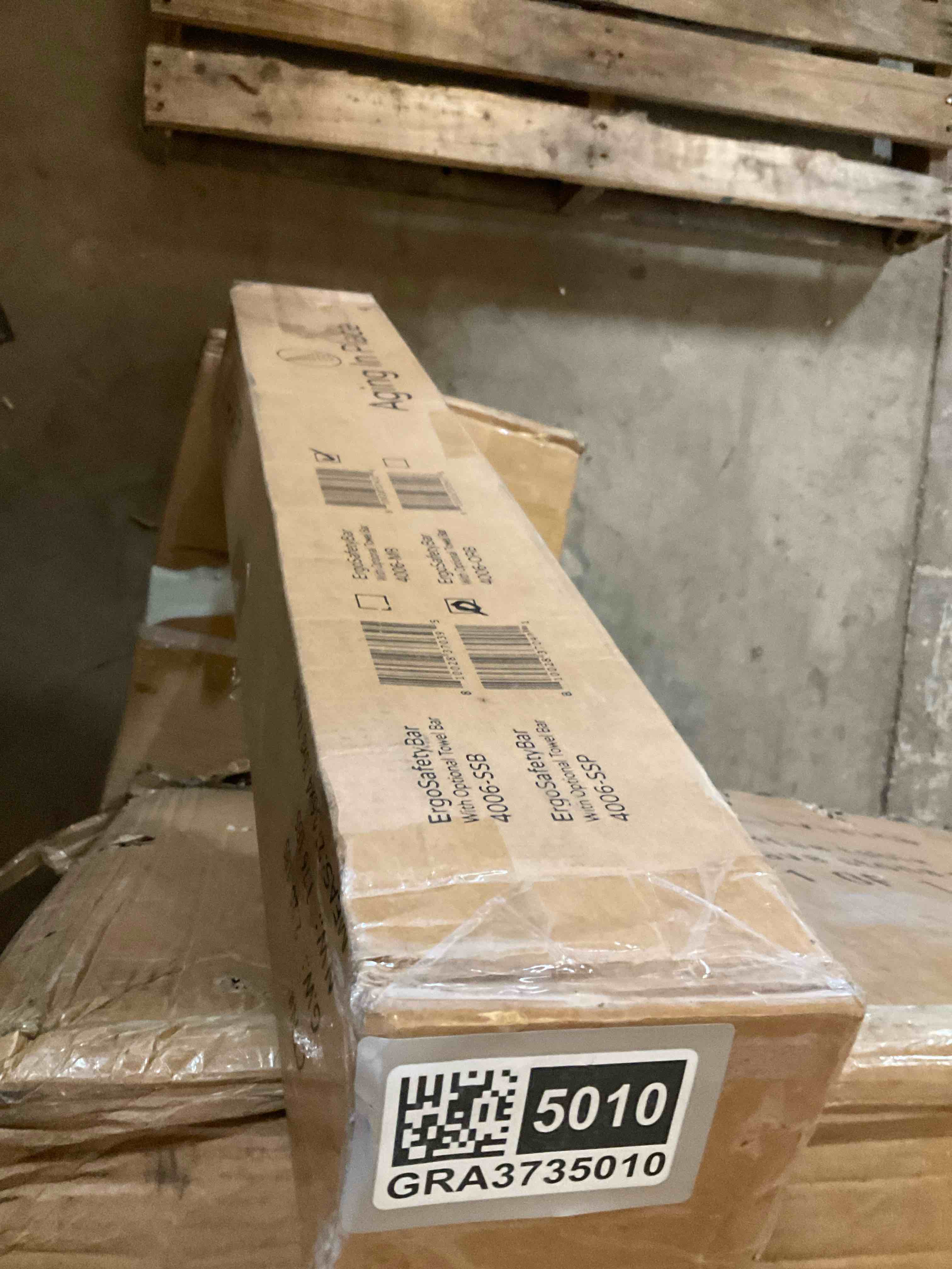 Condition photo showing Good Condition for black towel rack