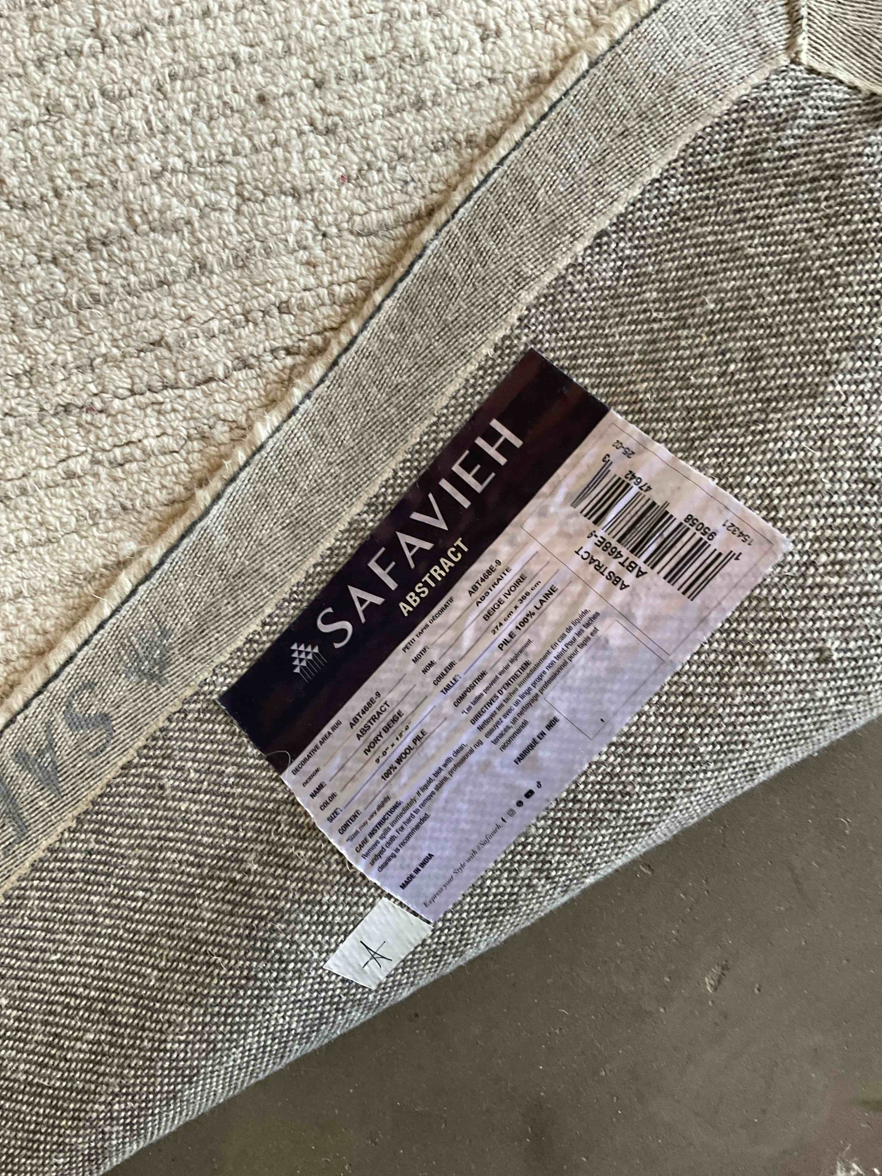 Condition photo showing Good Condition for area rug (size in photos)