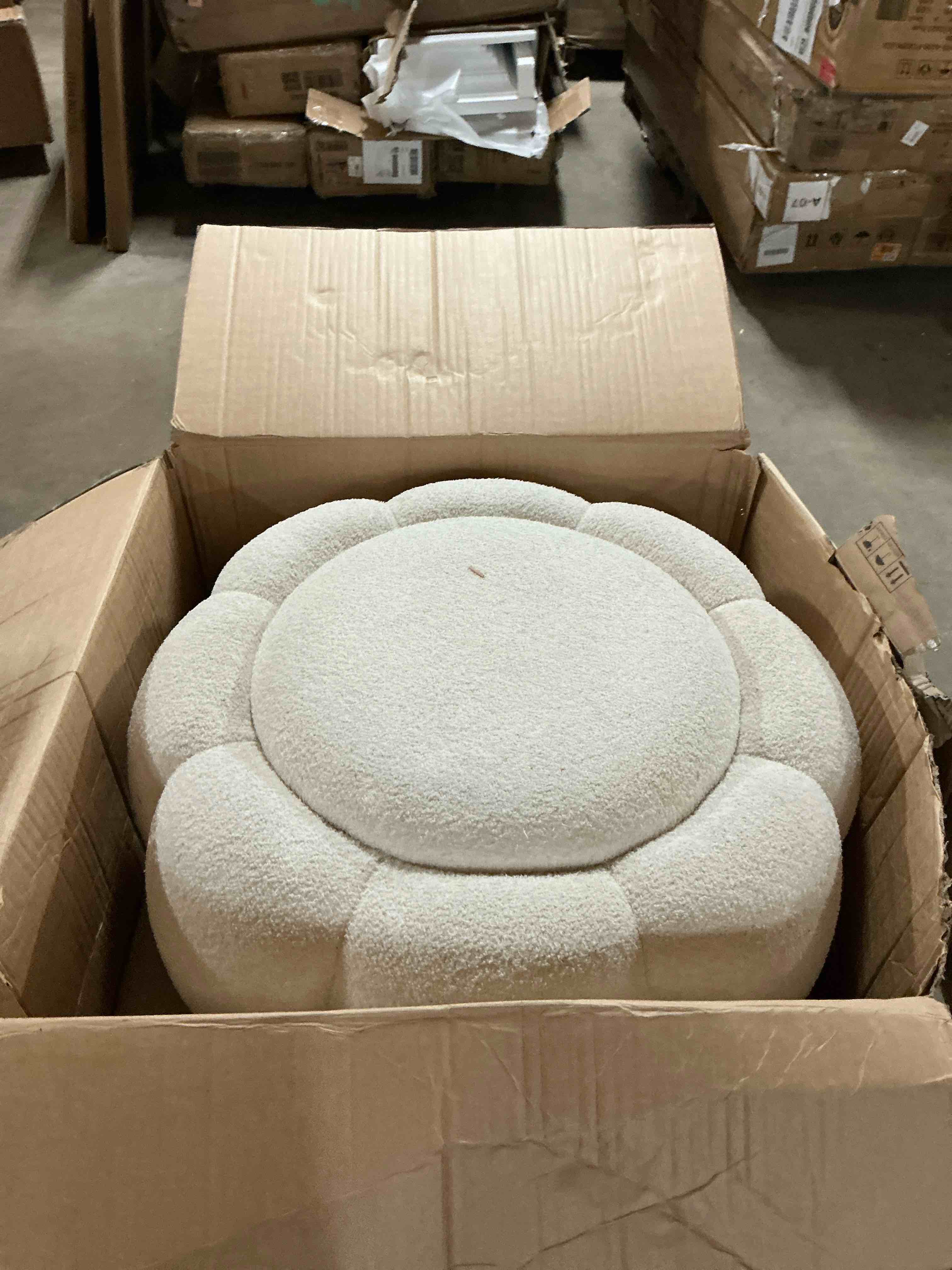 Condition photo showing Good Condition for white pumpkin ottoman