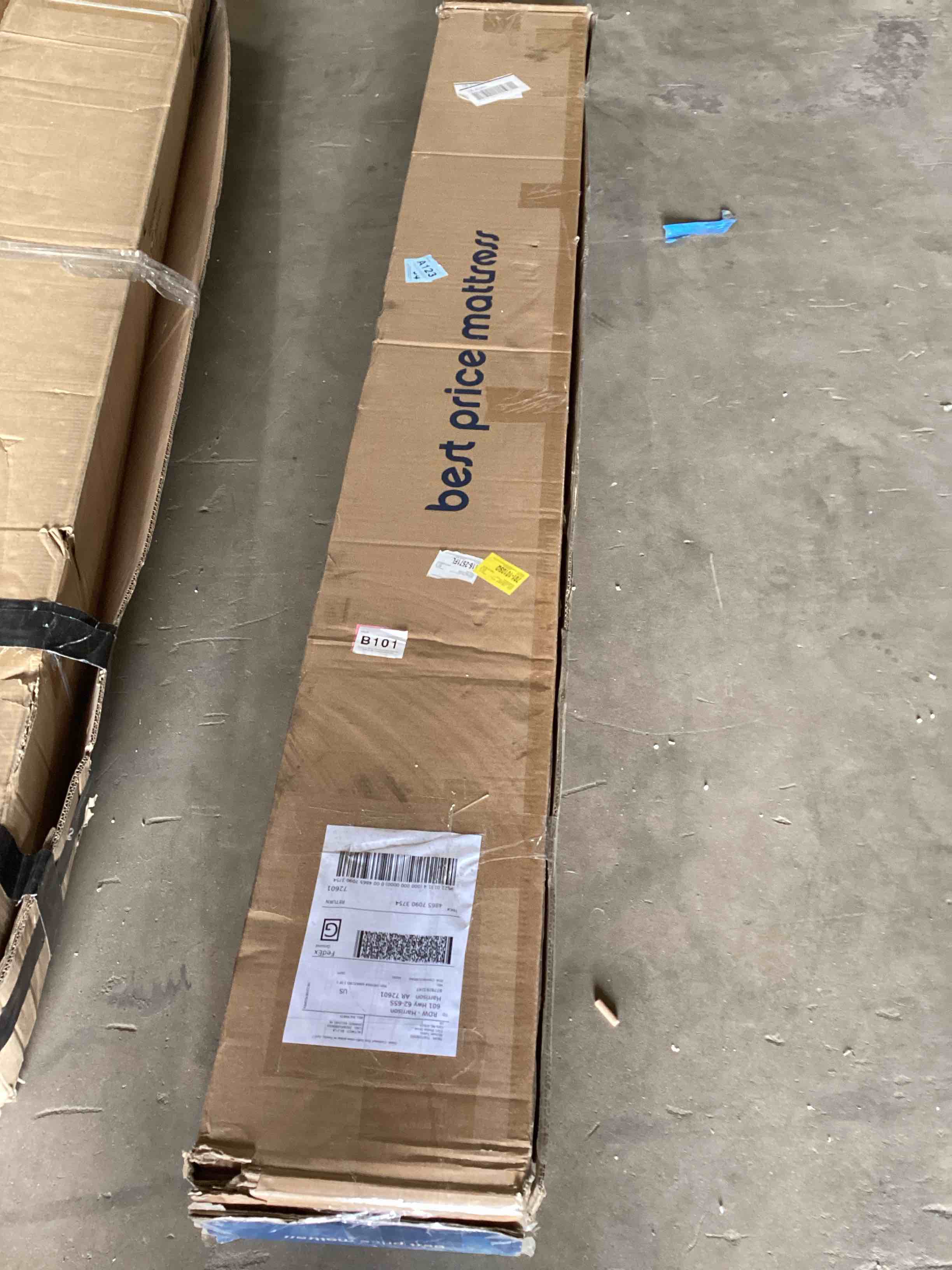 Condition photo showing Good Condition for naturalistic classic white 12” queen bedframe