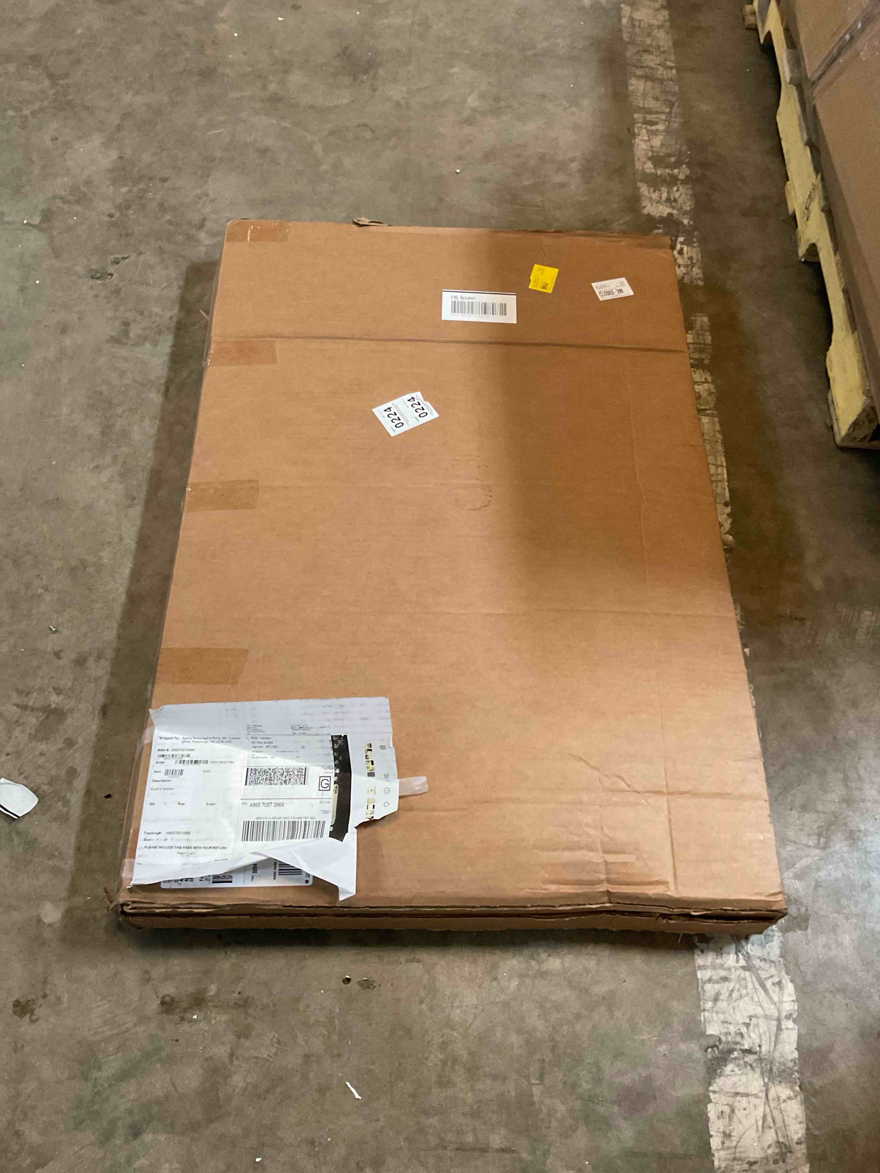 Condition photo showing Good Condition for aluminum leaf wall décor