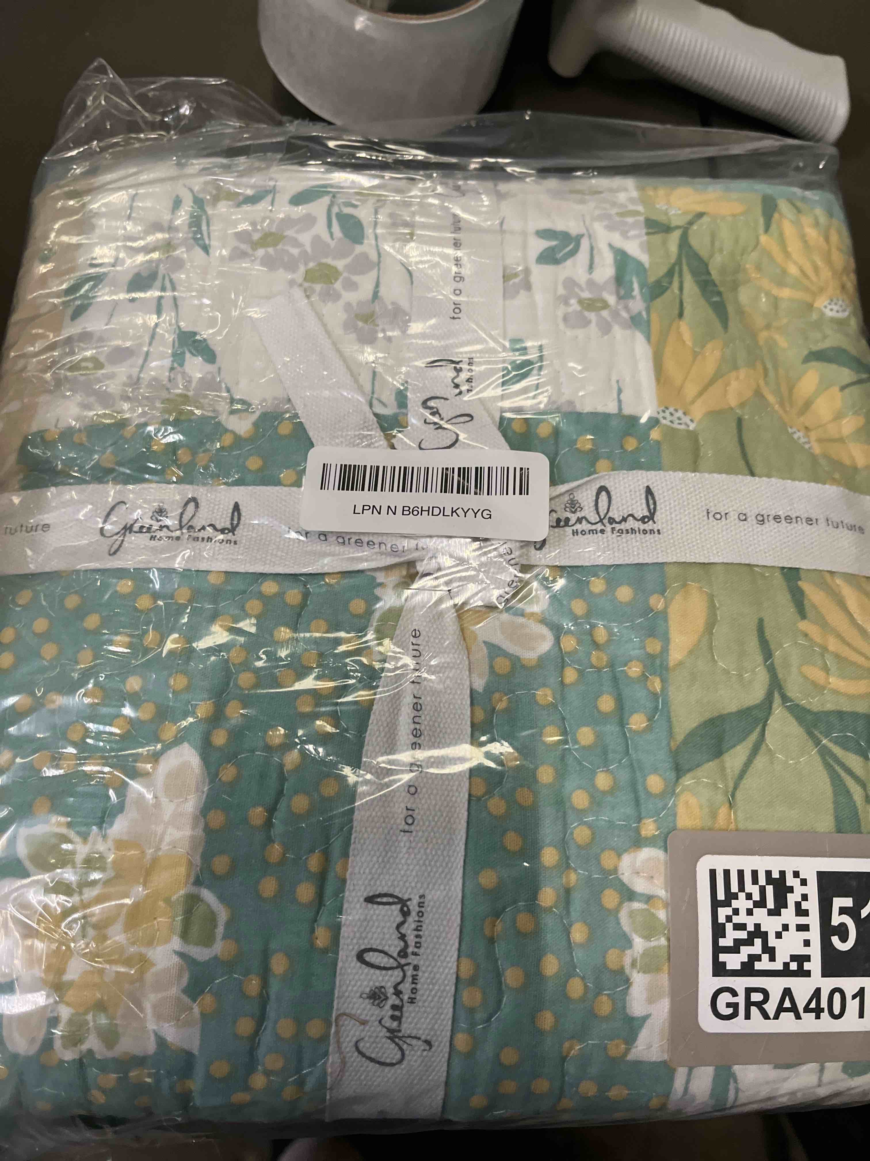 Condition photo showing Good Condition for Greenland Home Evangeline Modern Floral Patchwork Print Quilted Throw Blanket