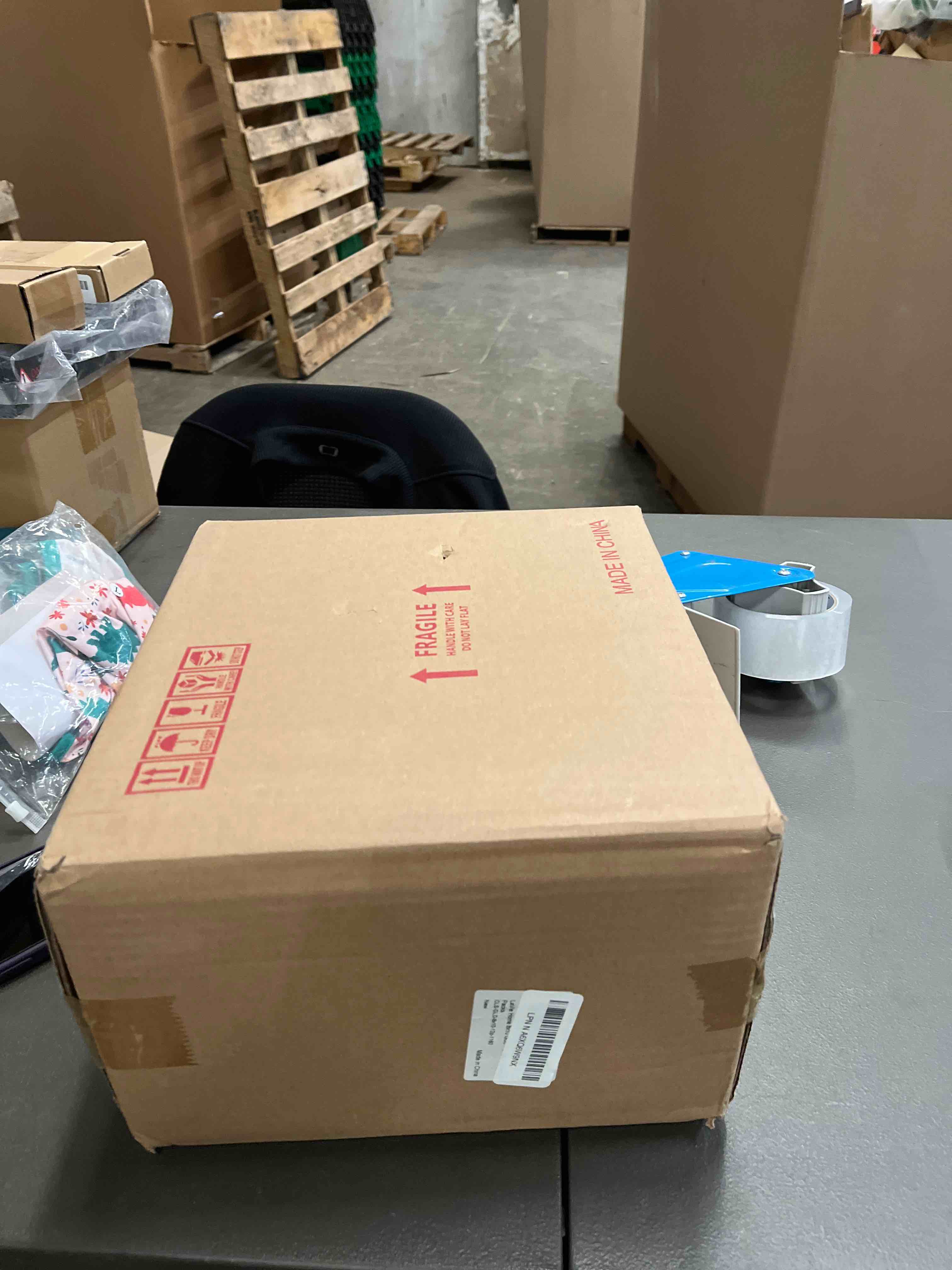 Condition photo showing Good Condition for LaVie Home 8x10 Picture Frames (12 Pack, Gold) Simple Designed Photo Frames for Wall Mount Display, Set of 12 Classic Collection 8x10 Gold