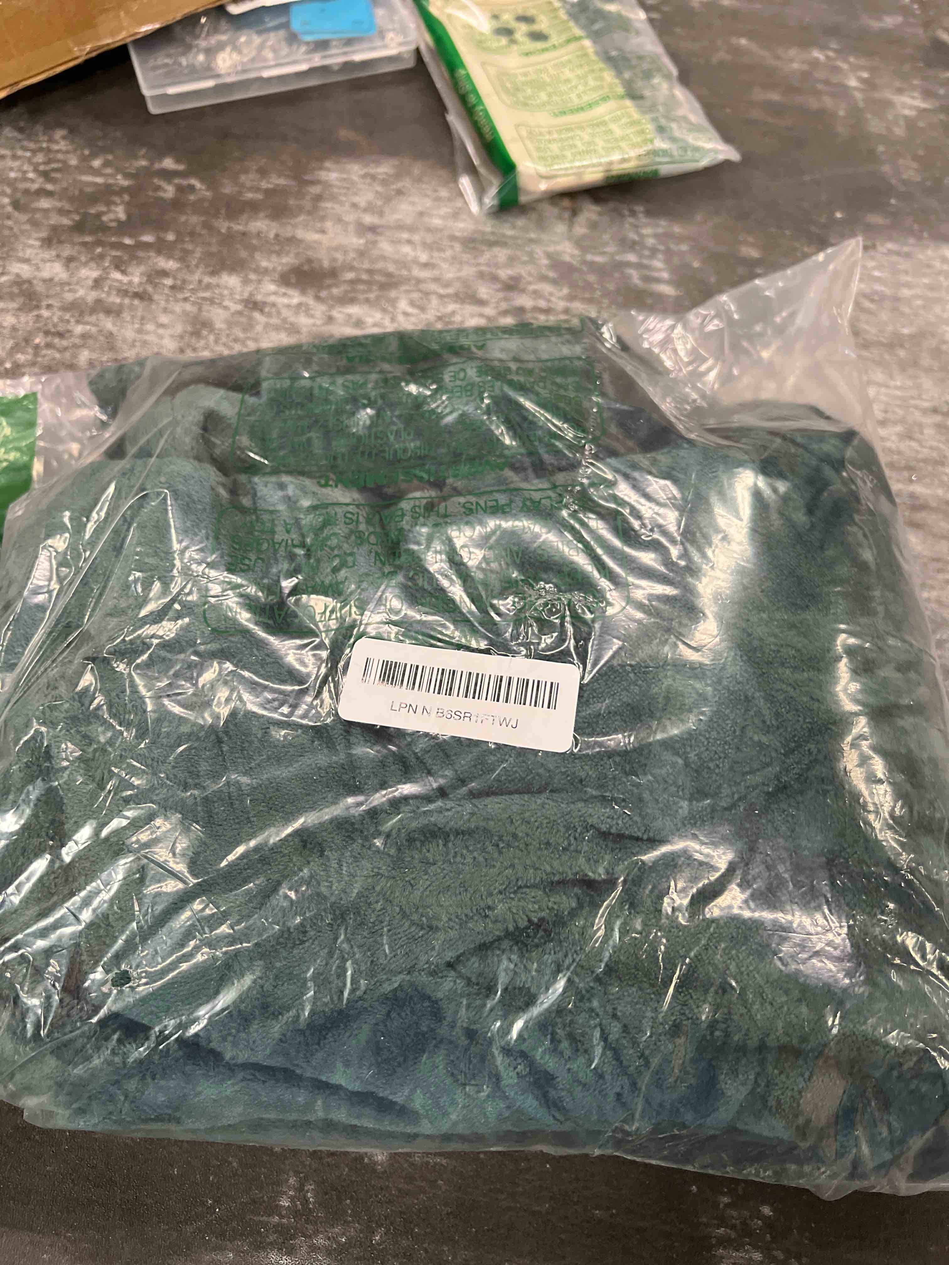 Condition photo showing Good Condition for exclusivo mezcla fleece throw blanket for couch, super soft and cozy blankets all season use, leaves pattern, plush fuzzy lightweight, forest green, 50x60 inch forest green throw(50"x60")