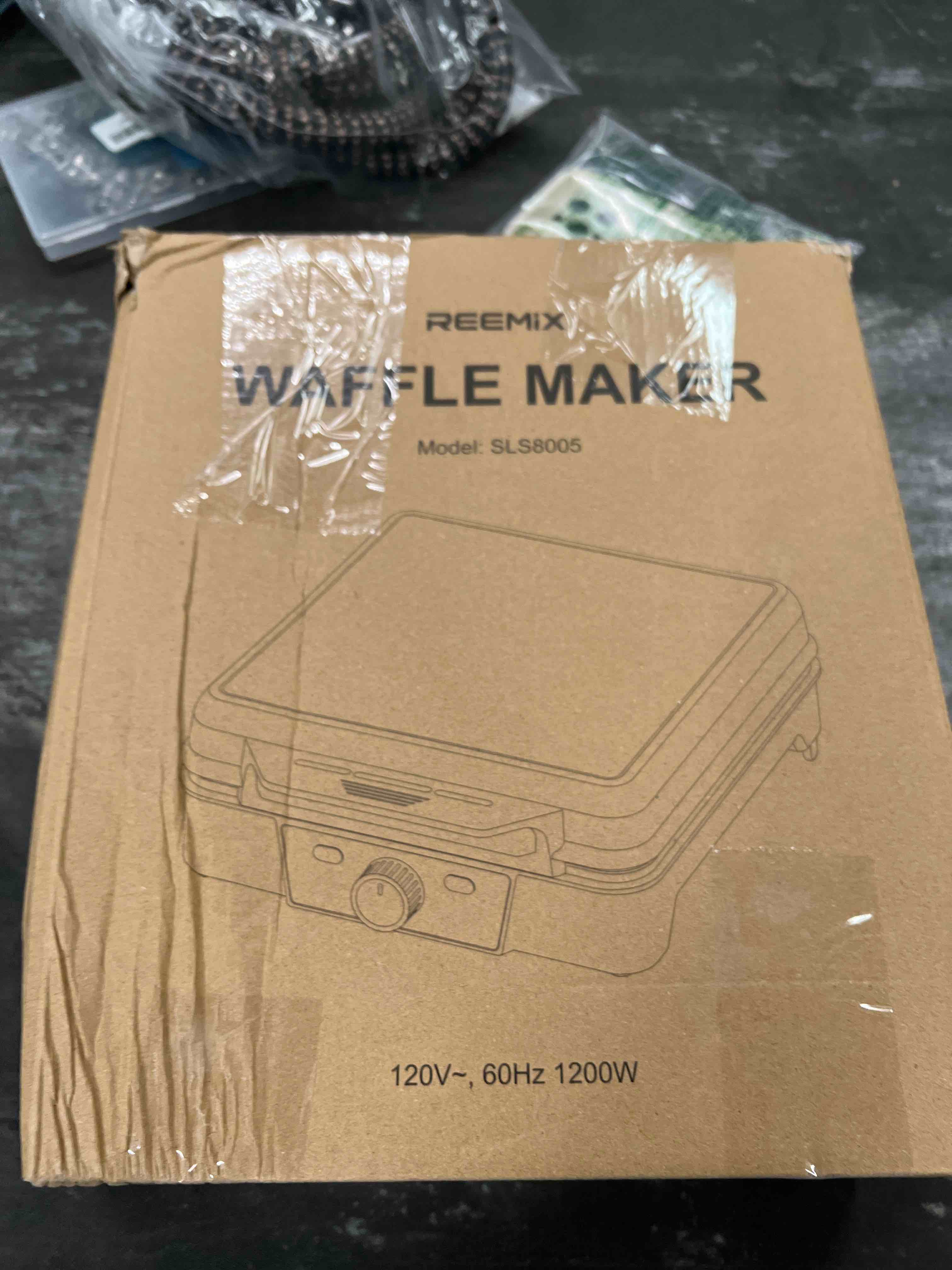 Condition photo showing Good Condition for belgian waffle maker 4 slices, 1200w waffle iron, anti-overflow waffle iron with browning knob, nonstick plates, indicator lights, silver/black (black, silver)