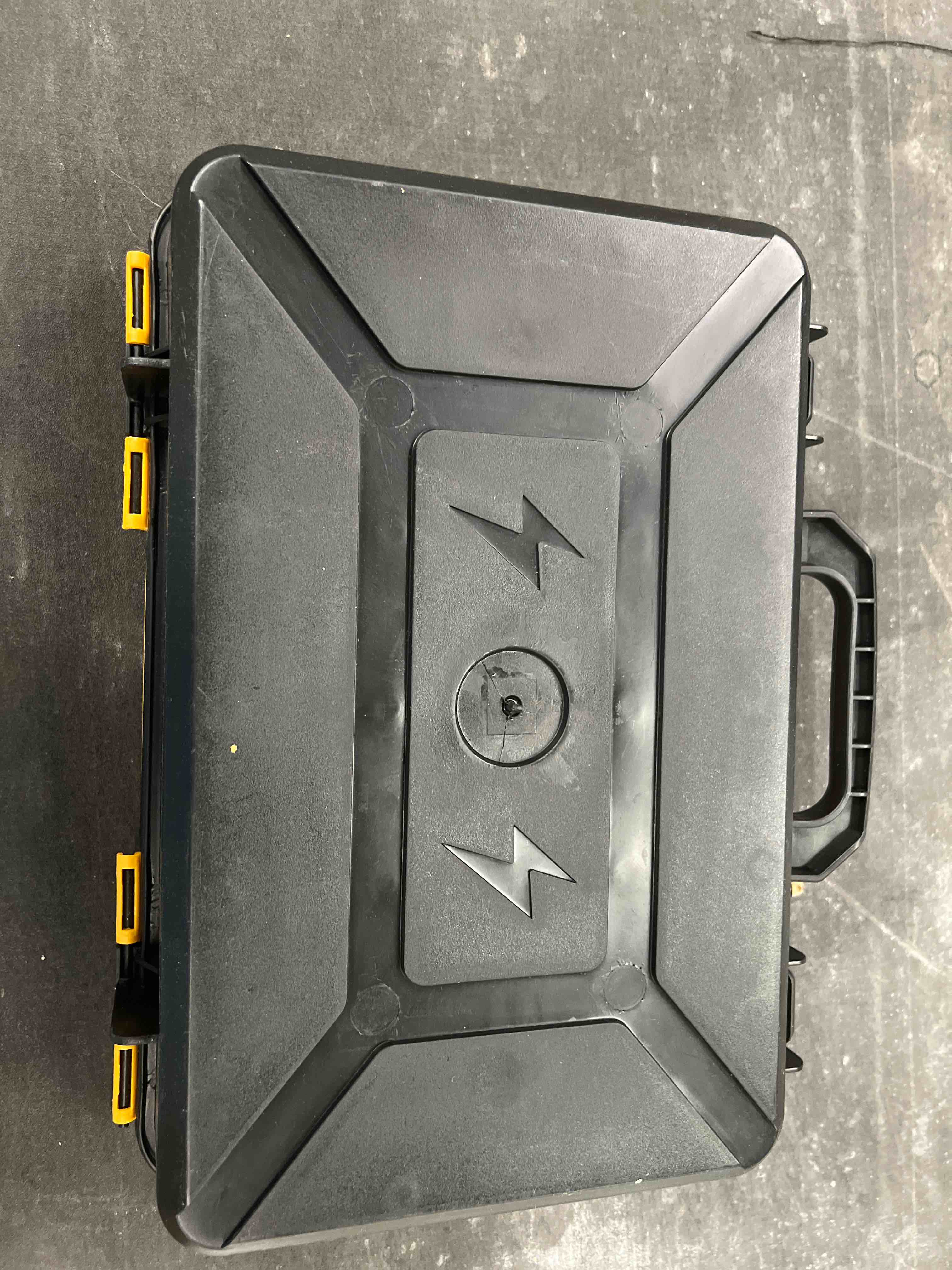 Condition photo showing Good Condition for cordless impact wrench 258ft-lb?350n.m?, 1/2 impact gun, 2 batteries, pistola de impacto, with 6 sockets, electric impact driver for car tires and home yellow