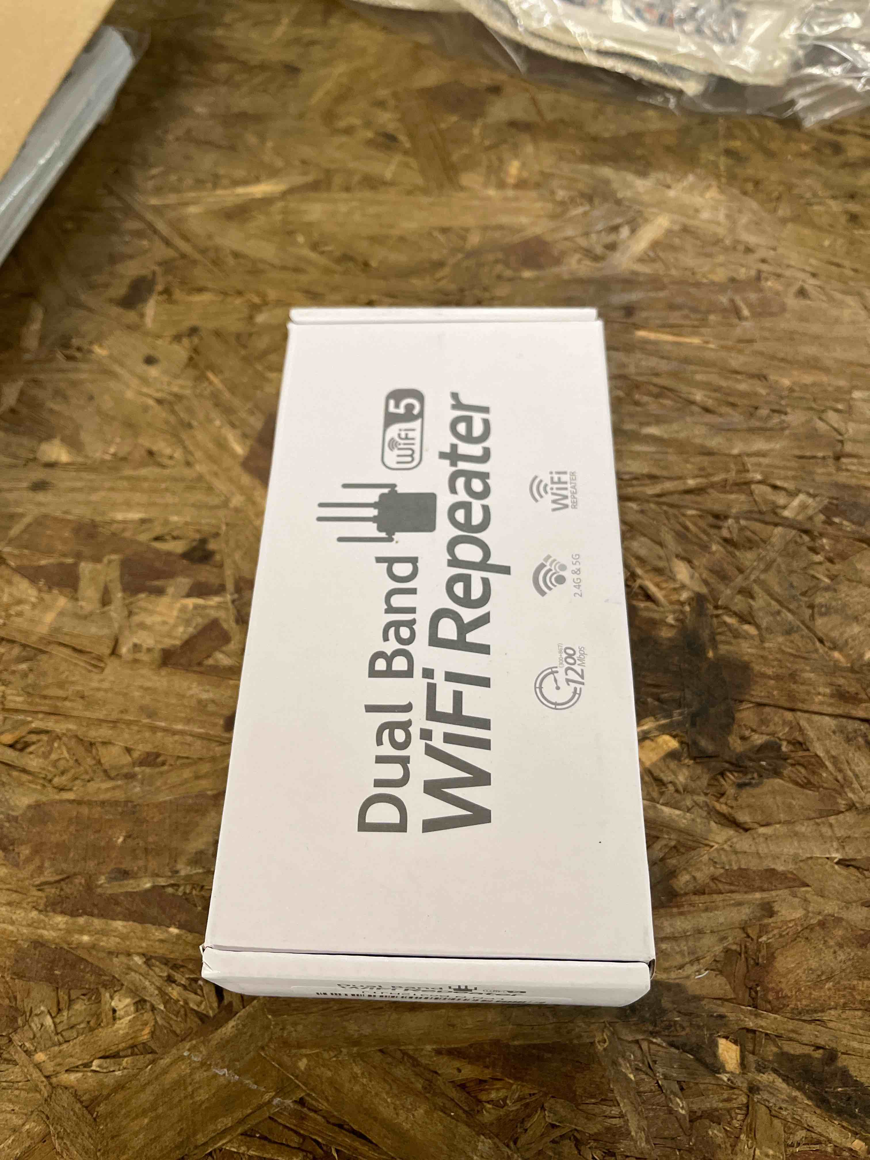 Condition photo showing Good Condition for 1200mbps dual band 5ghz/2.4ghz wifi extender, wifi extender signal booster, 12880 sq.ft coverage, 105-device support, setup for home & outdoor use black-y1