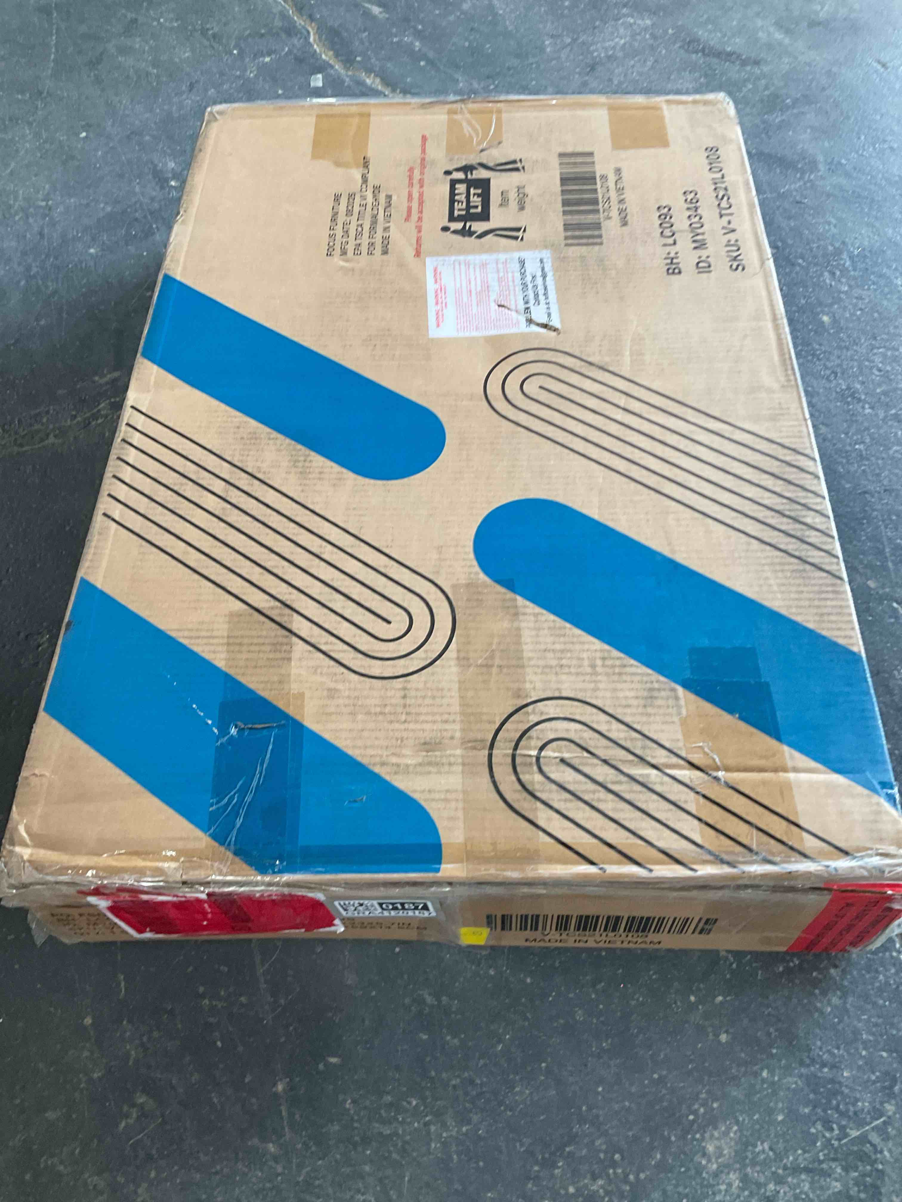 Condition photo showing Good Condition for 35“ X 23“ X 6“ WHITE OVAL COFFEE TABLE 