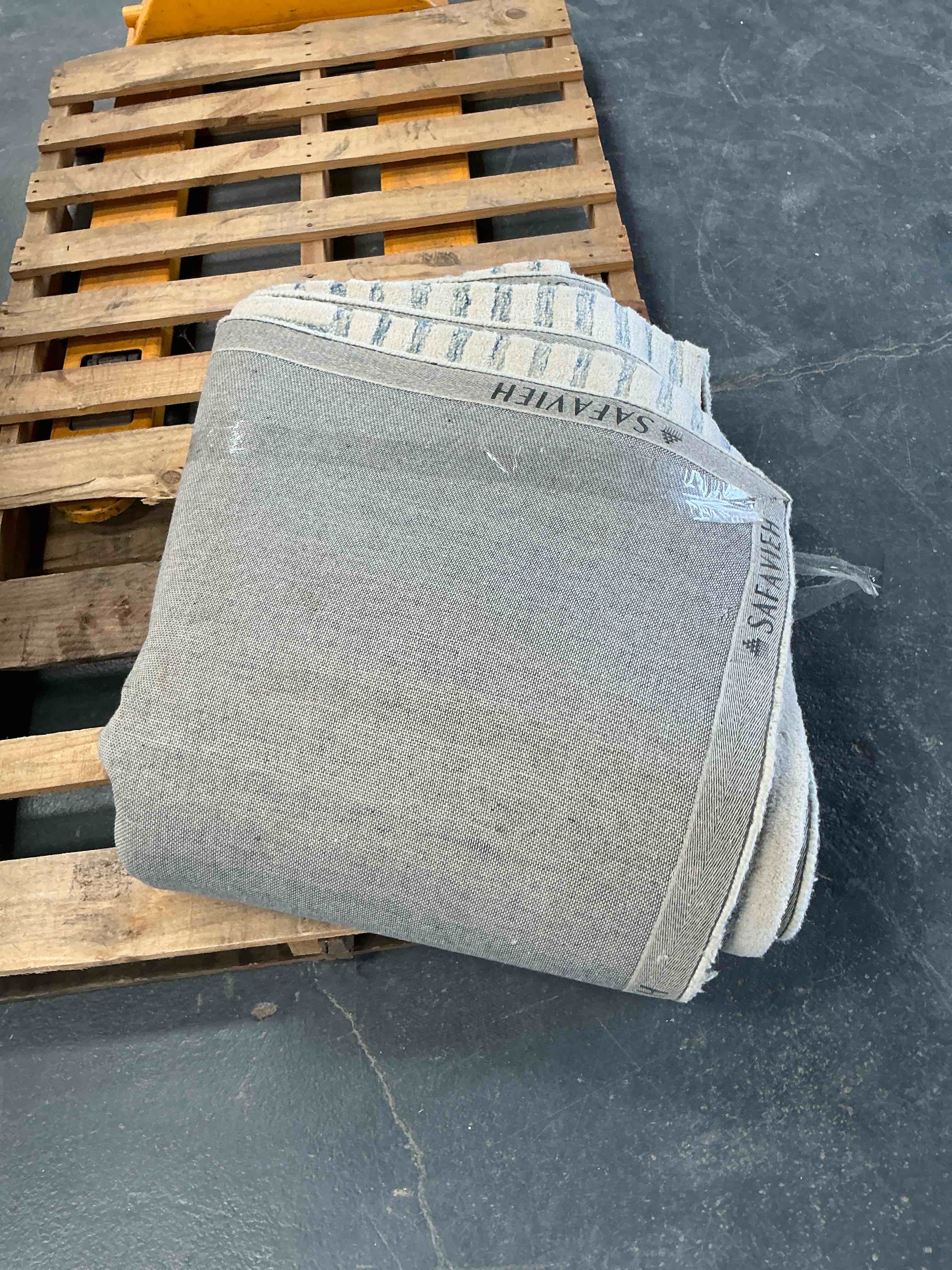 Condition photo showing Good Condition for SAFAVIEH Metro Brenton Geometric Striped Area Rug Blue/Ivory 8 x 10