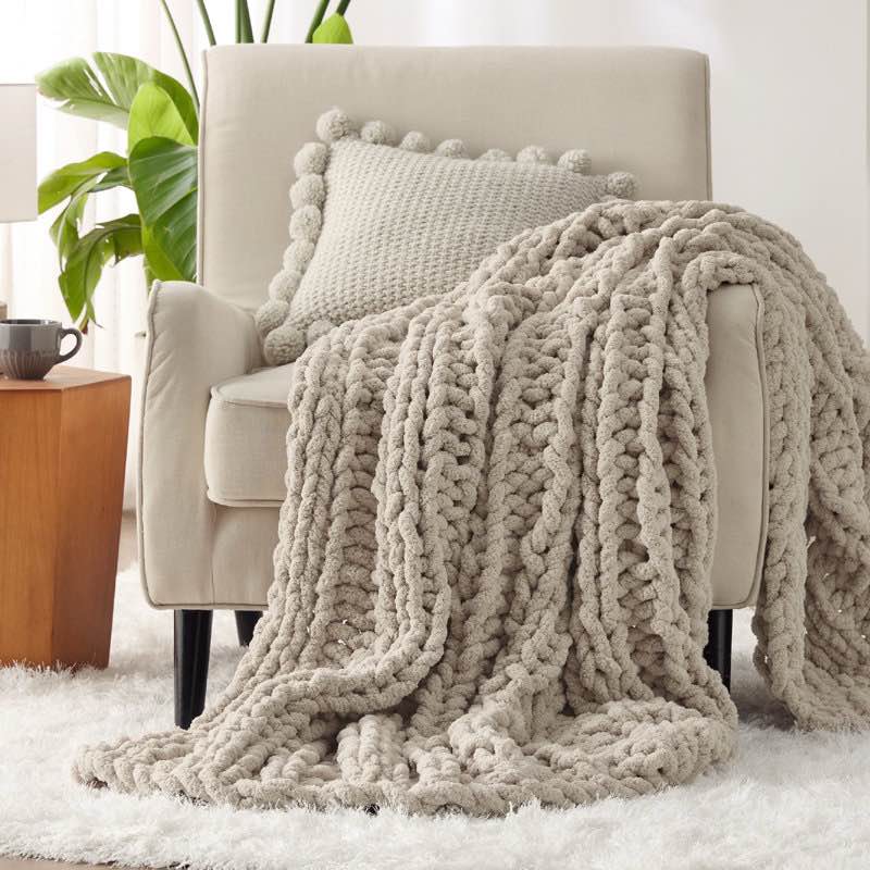 Condition photo showing Good Condition for Essential Bedsure 100% Hand Knit Chenille Chunky Throw Blanket For Couch