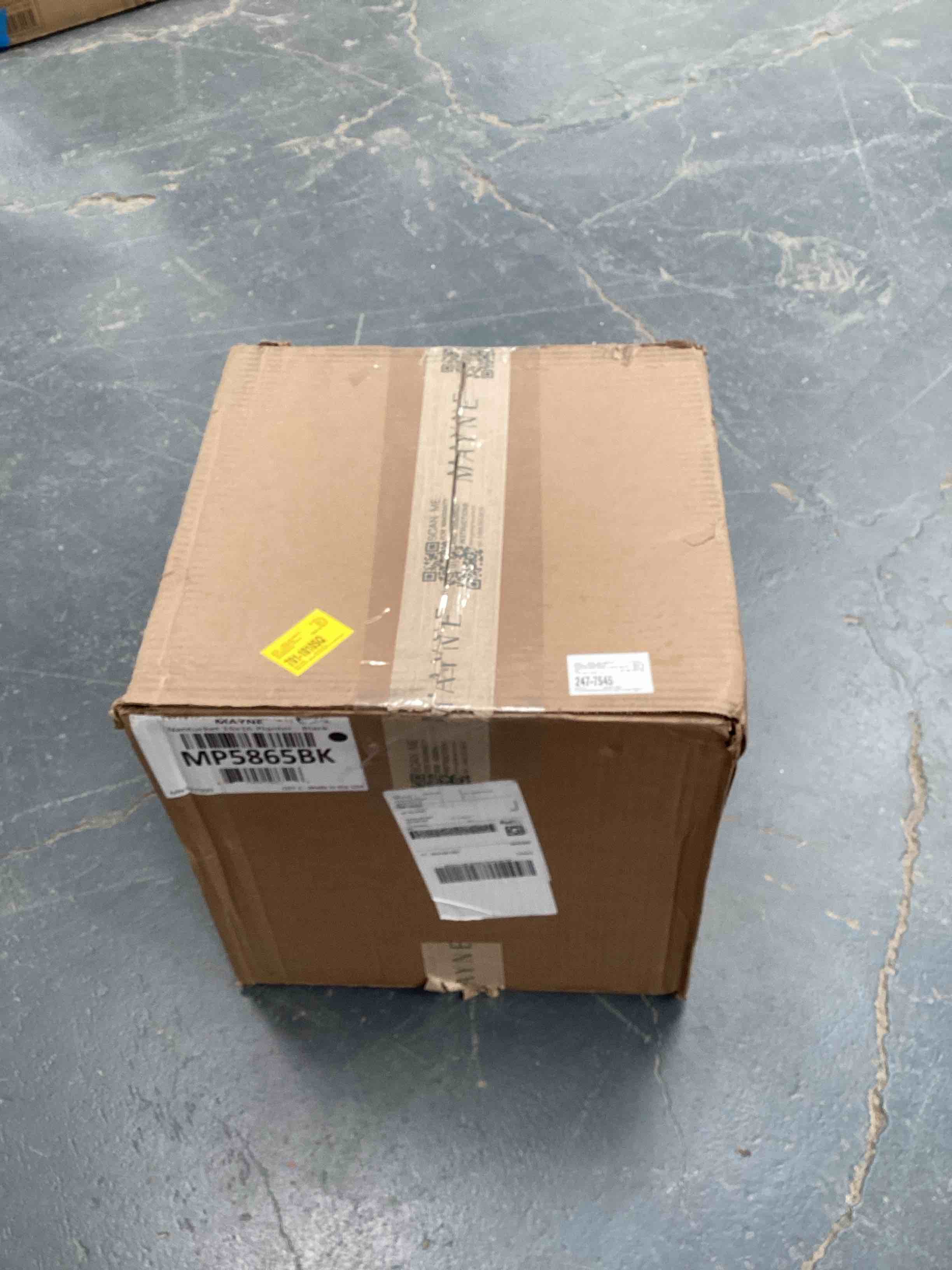 Condition photo showing Good Condition for Nantucket Square Resin Planter Box with Water Reservoir