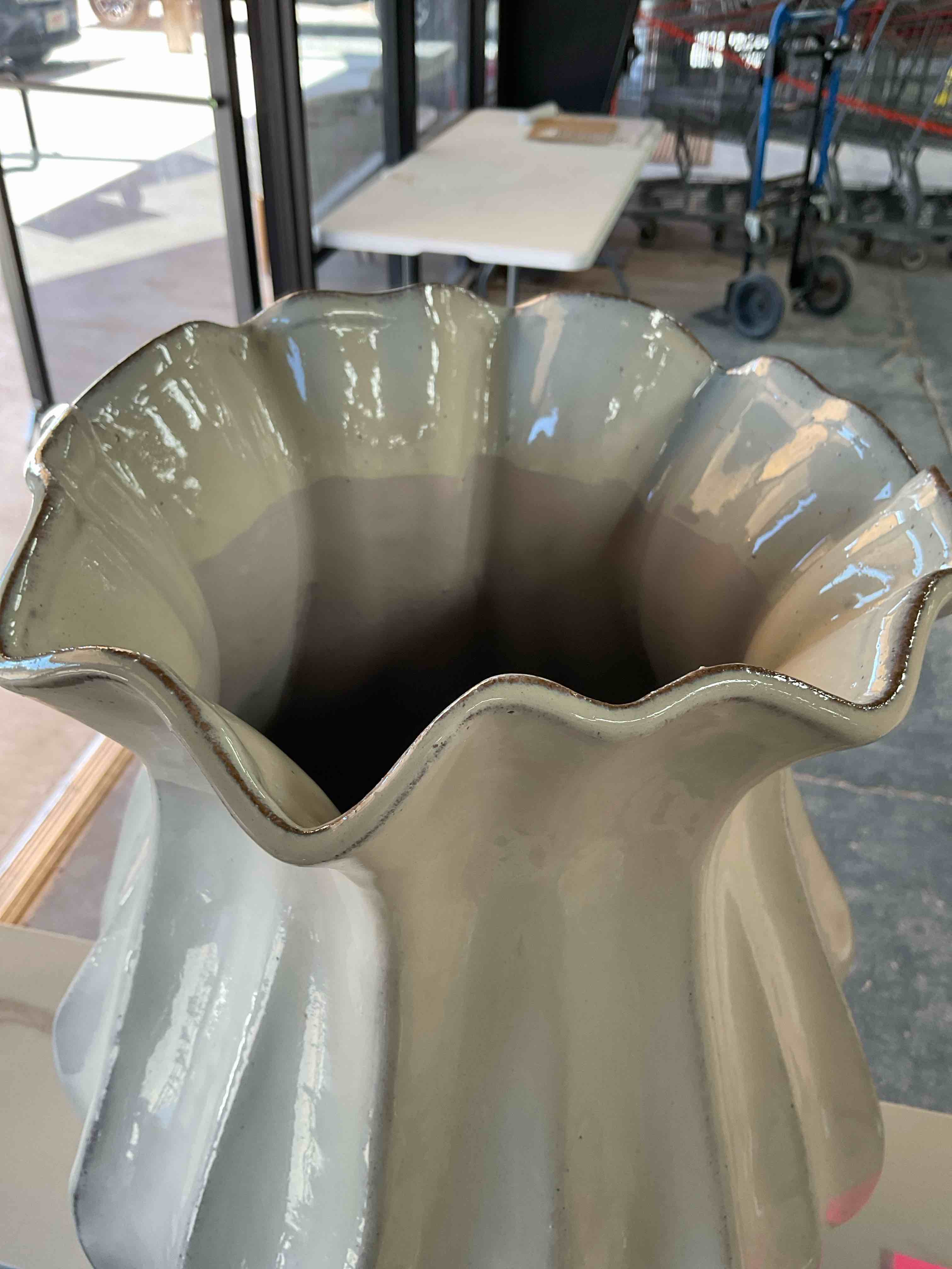 Condition photo showing Good Condition for hearth and hand 16” pleated ceramic