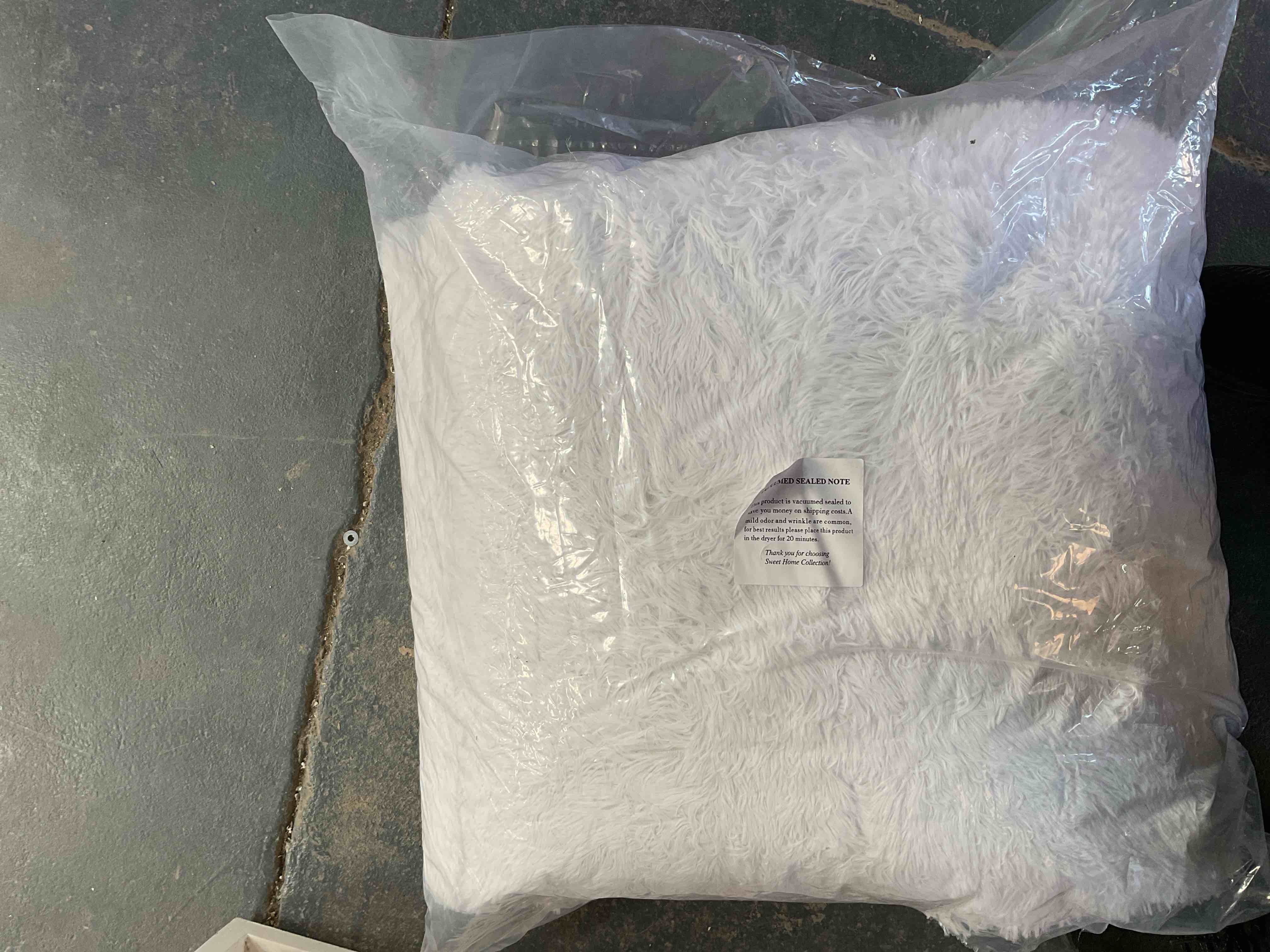 Condition photo showing Good Condition for Large white blanket