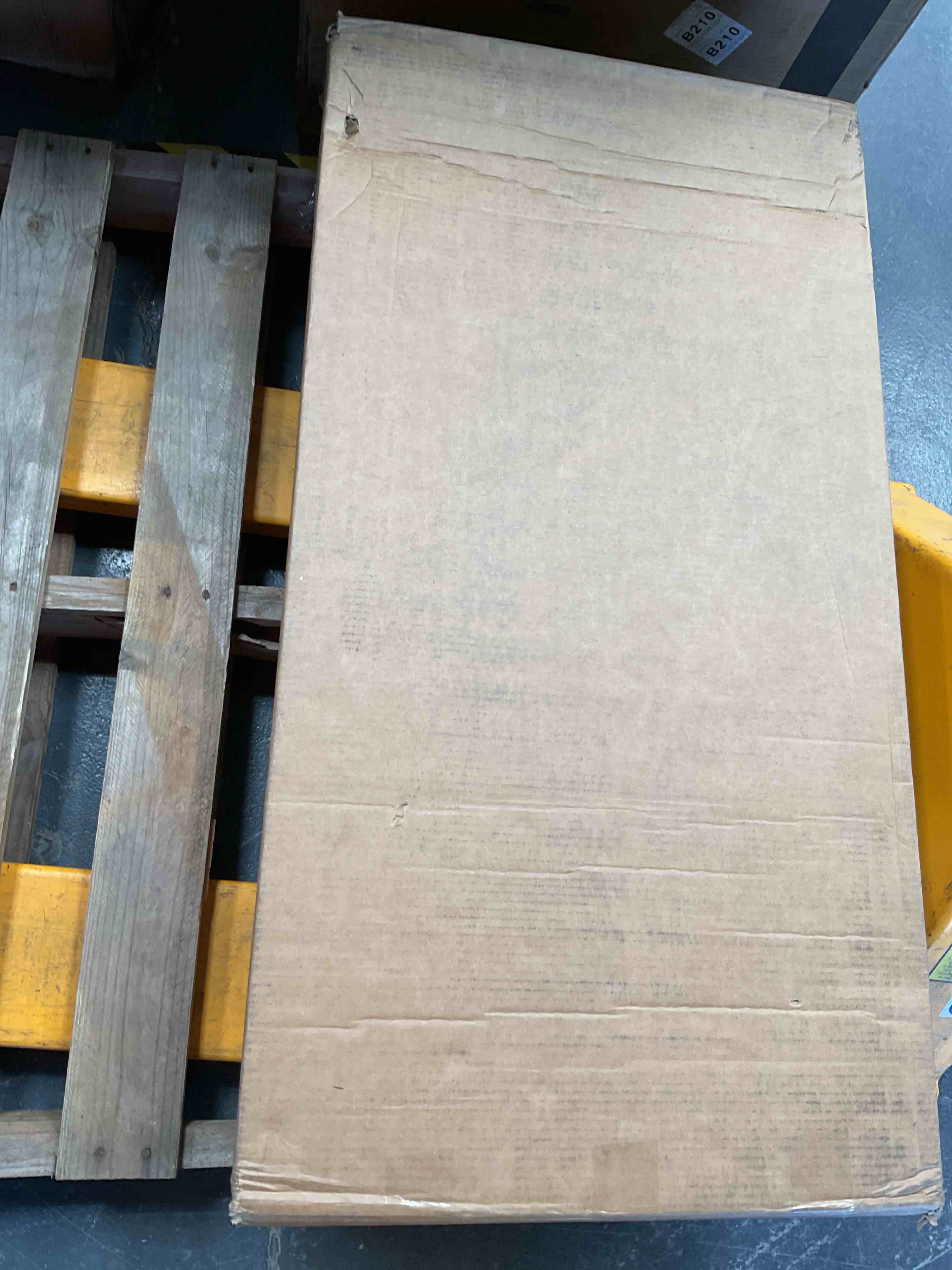 Condition photo showing Good Condition for parvashi 59'' w x 18'' d metal log store
