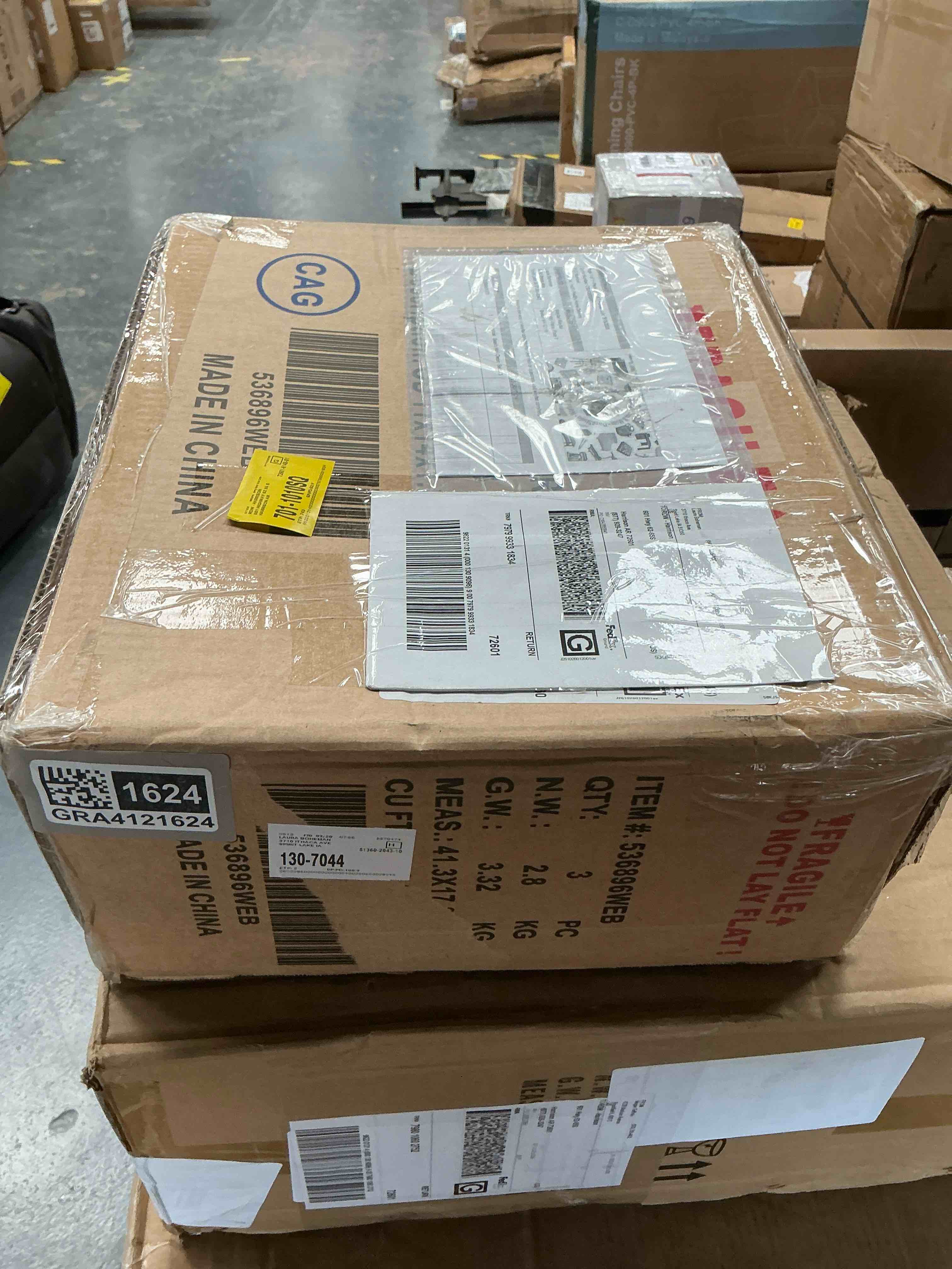 Condition photo showing Good Condition for 3 wall decor set