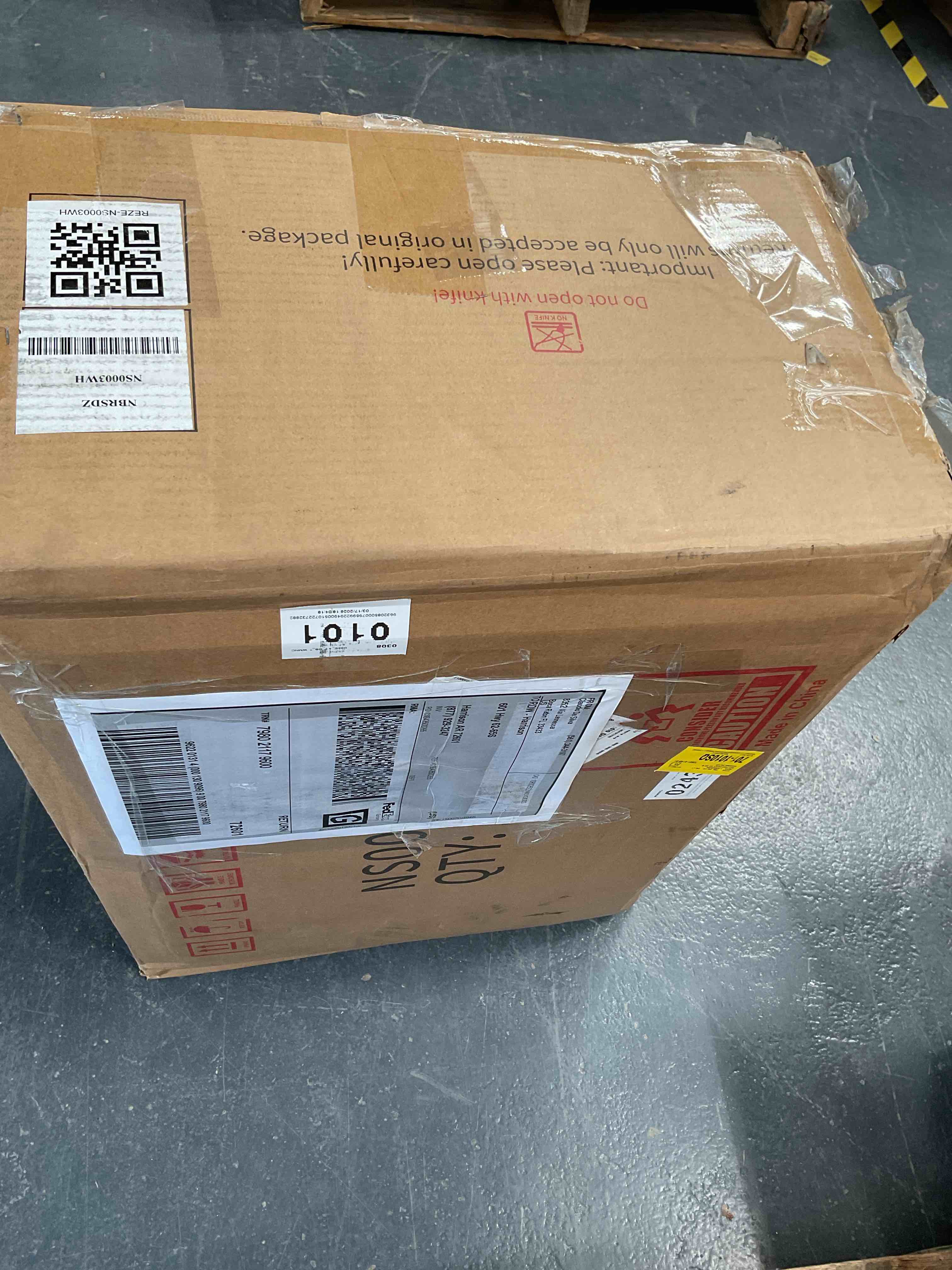 Condition photo showing Good Condition for white shelf