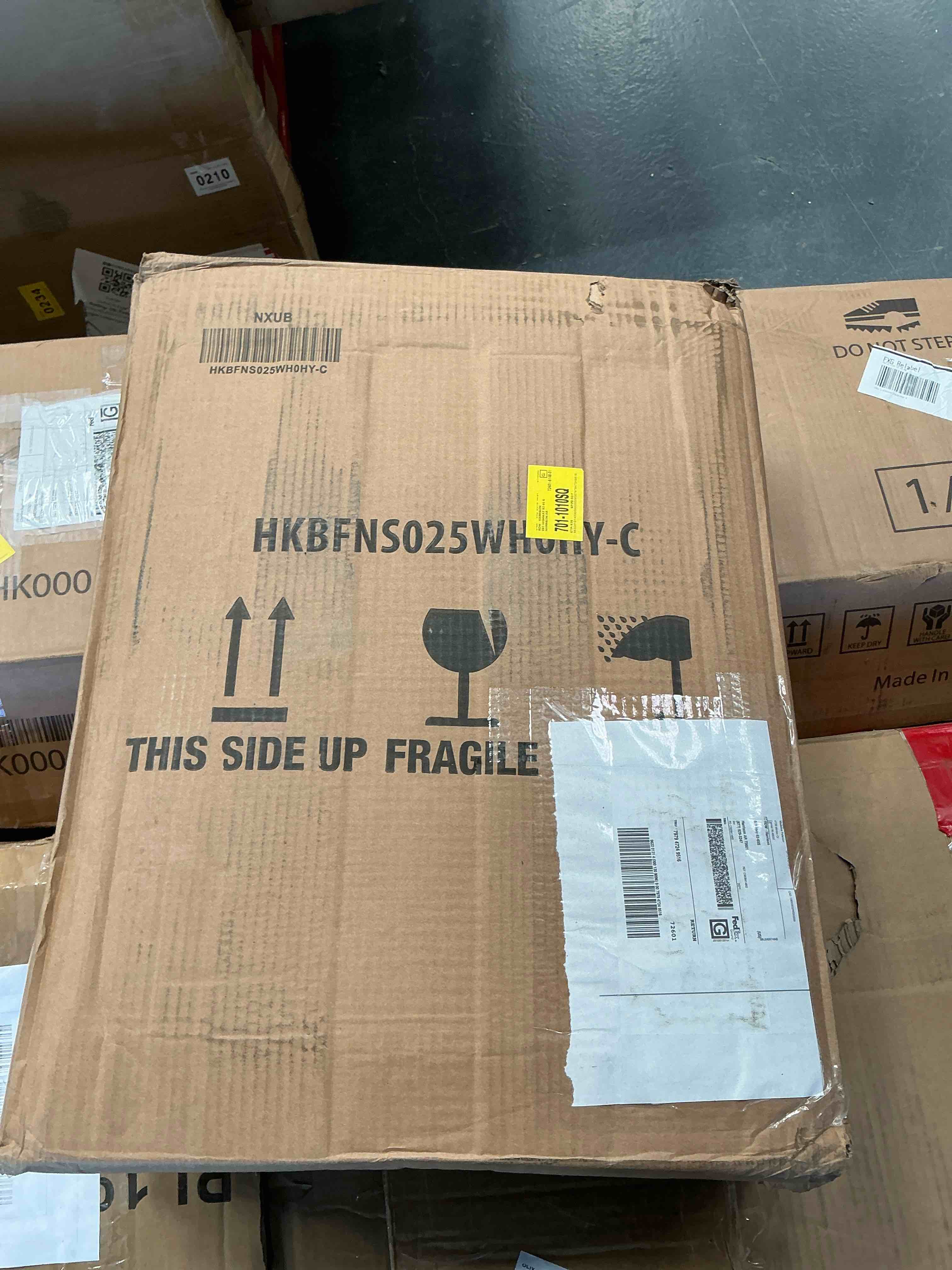 Condition photo showing Good Condition for dorlan 19.7in cute cloud shape nightstand