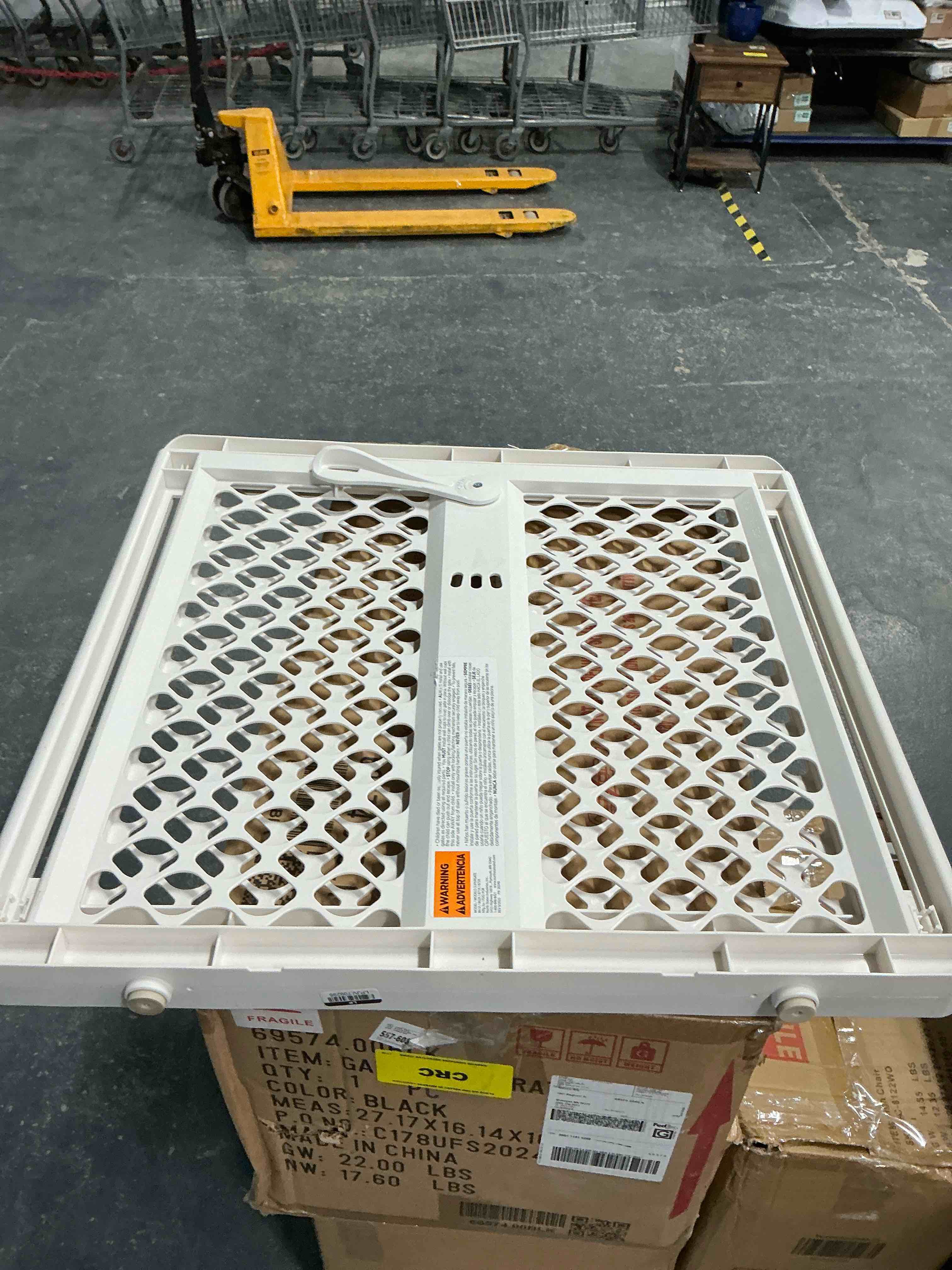 Condition photo showing Good Condition for plastic safety gate