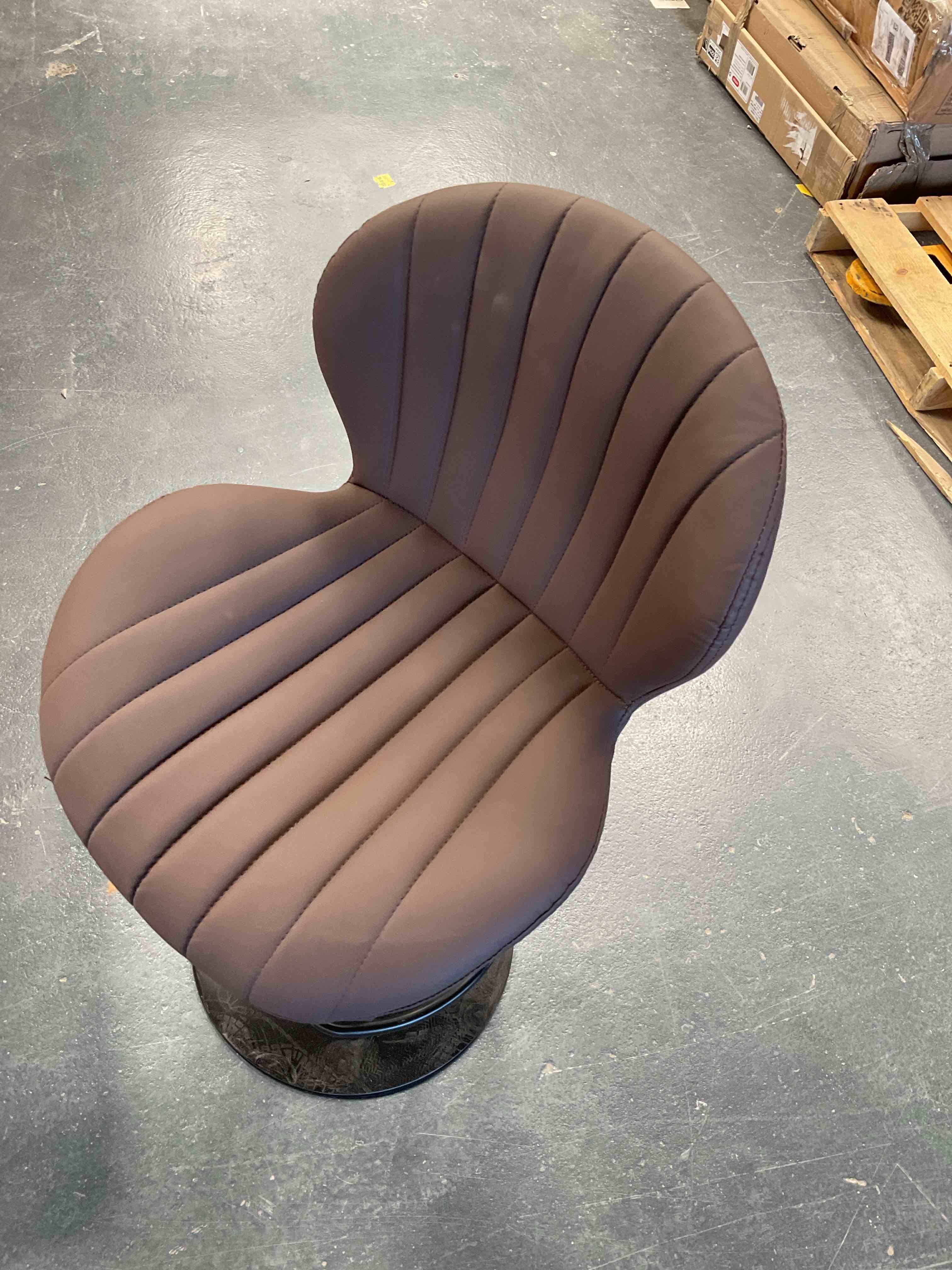 Condition photo showing Good Condition for 1 brown bar stool