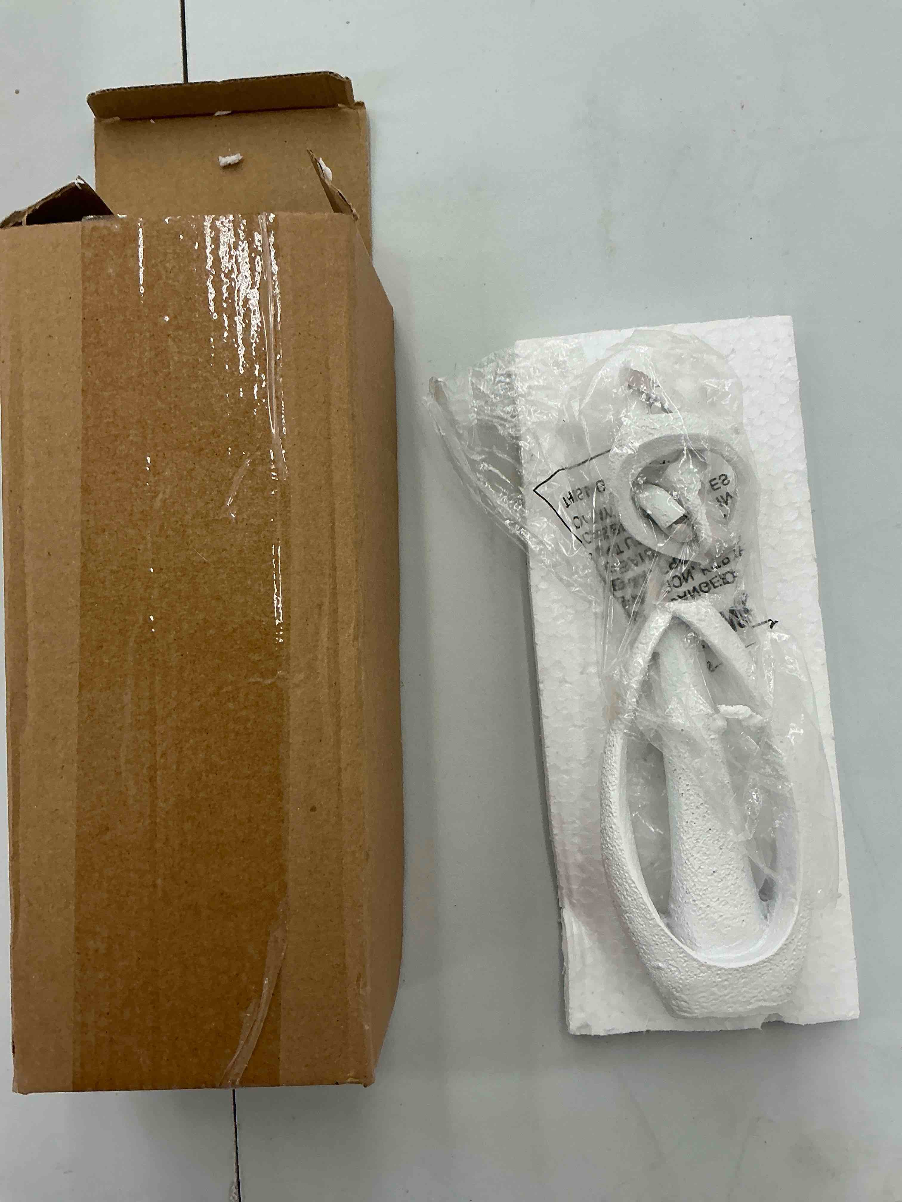 Little statue of people hugging