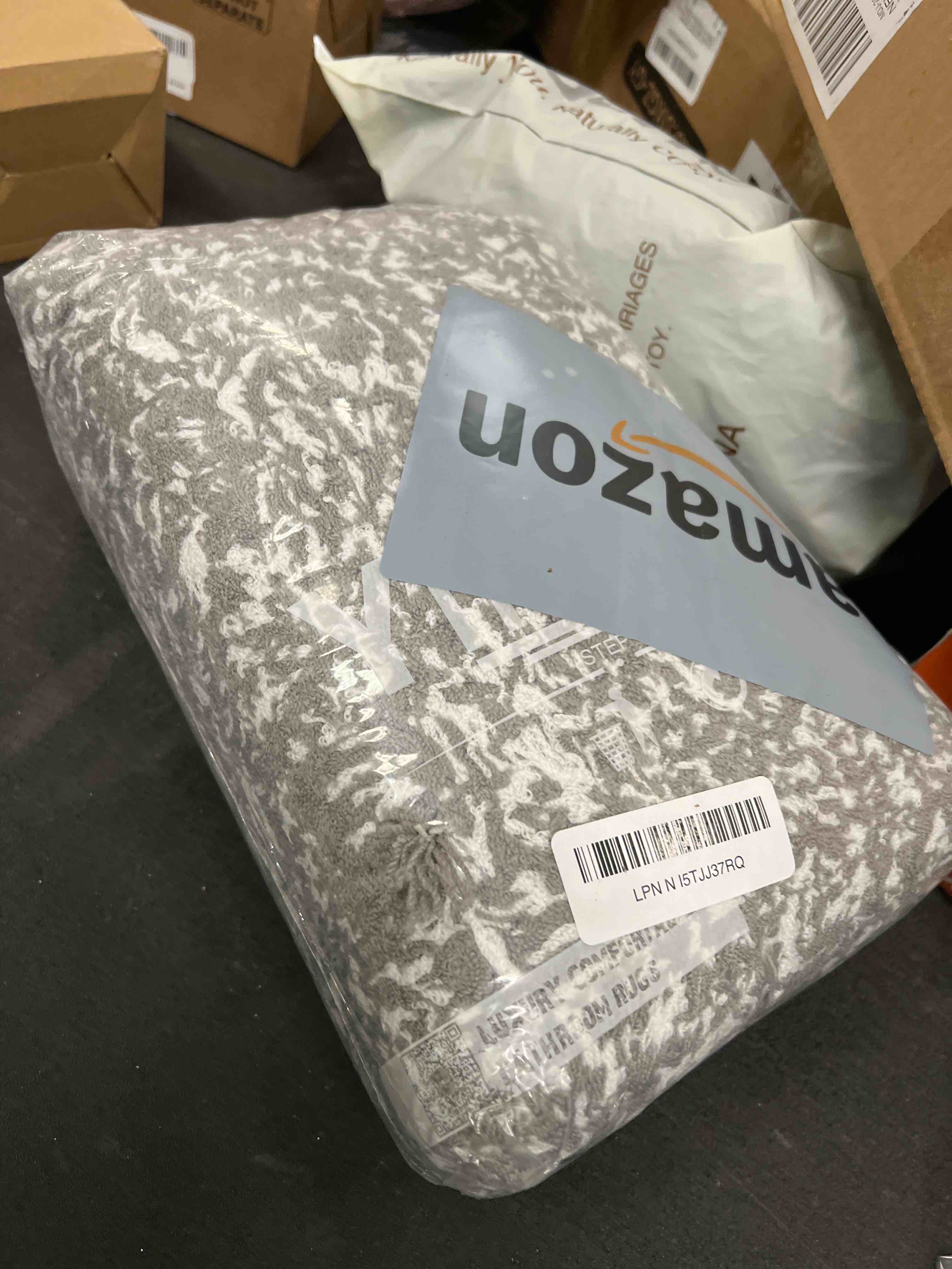 Condition photo showing Good Condition for Yimobra Bathroom Rugs Non Slip Washable 32x20, Ultra Soft and Water Absorbent Bath Mats, Plush Fluffy Shower Mat Outside, Microfiber Thick Matts for Bathroom Floor/Tub, Light Gray and White Light Gray and White 32" x 20"
