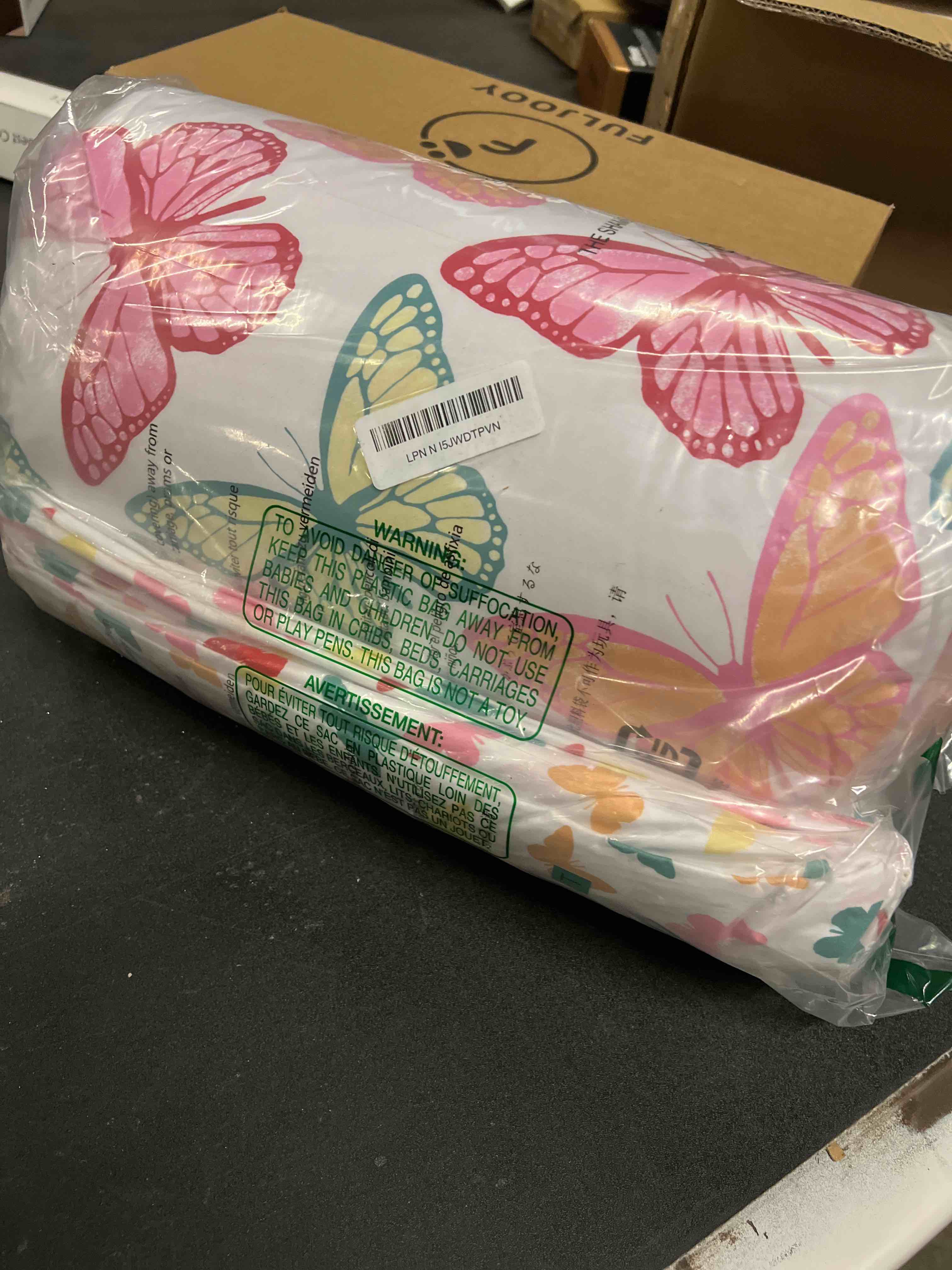 Condition photo showing Good Condition for Amazon Basics Kid's Soft, Easy Care Microfiber Bed-in-a-Bag 5-Piece Bedding Set, Twin, Butterfly Friends Butterfly Friends Twin