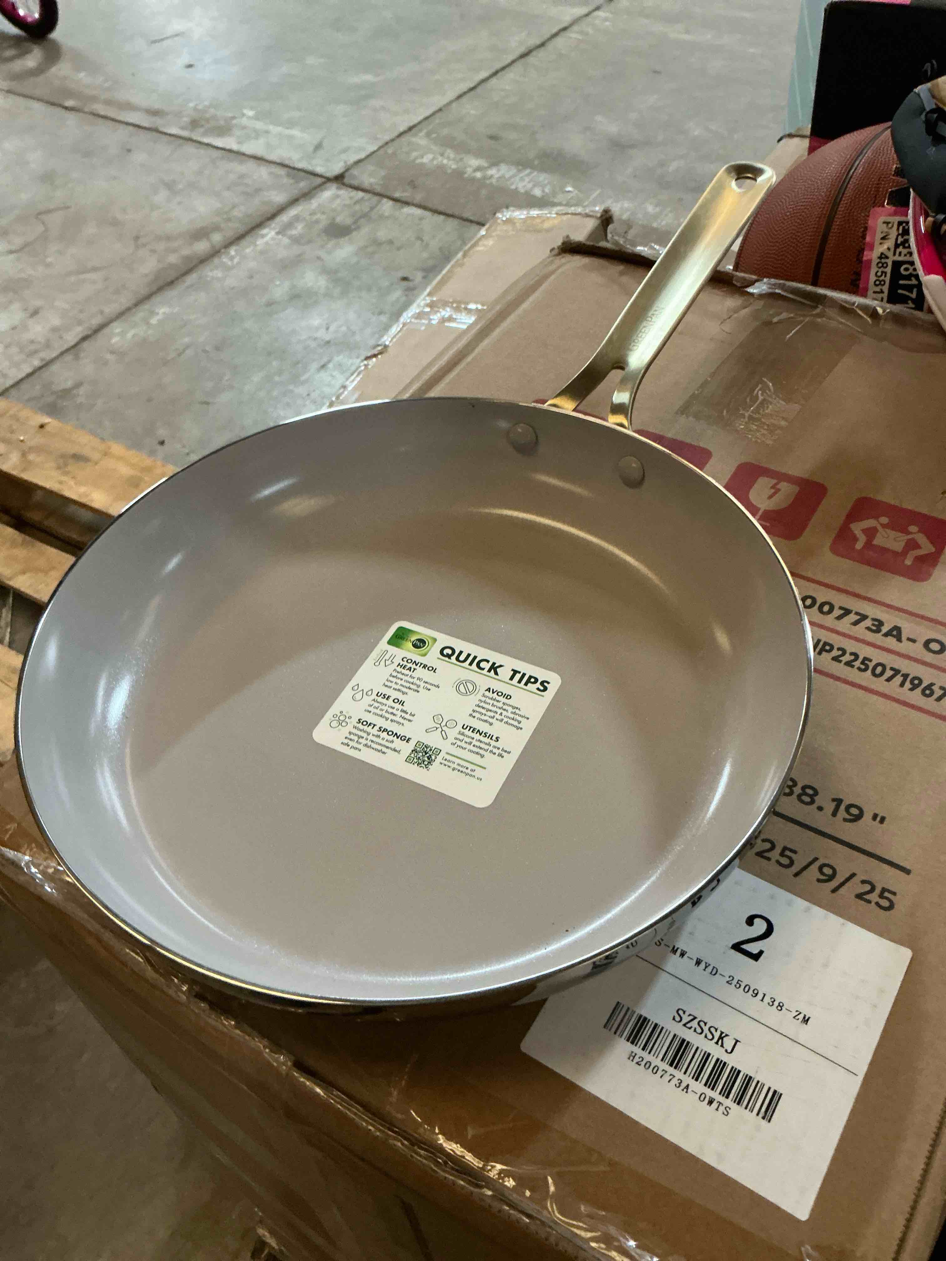 Condition photo showing Good Condition for 12in green pan frying pan