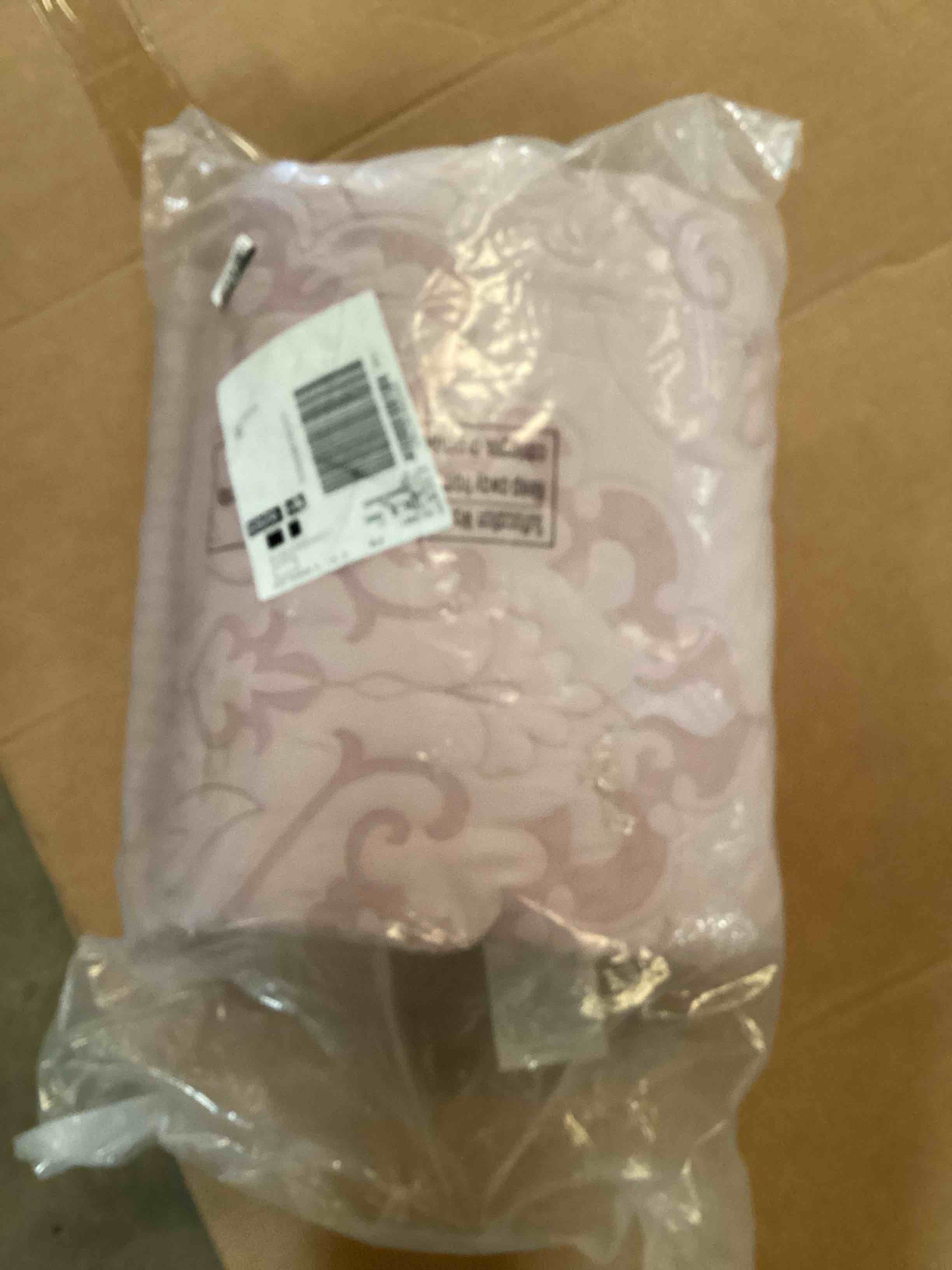 Condition photo showing Good Condition for oversized king comforter