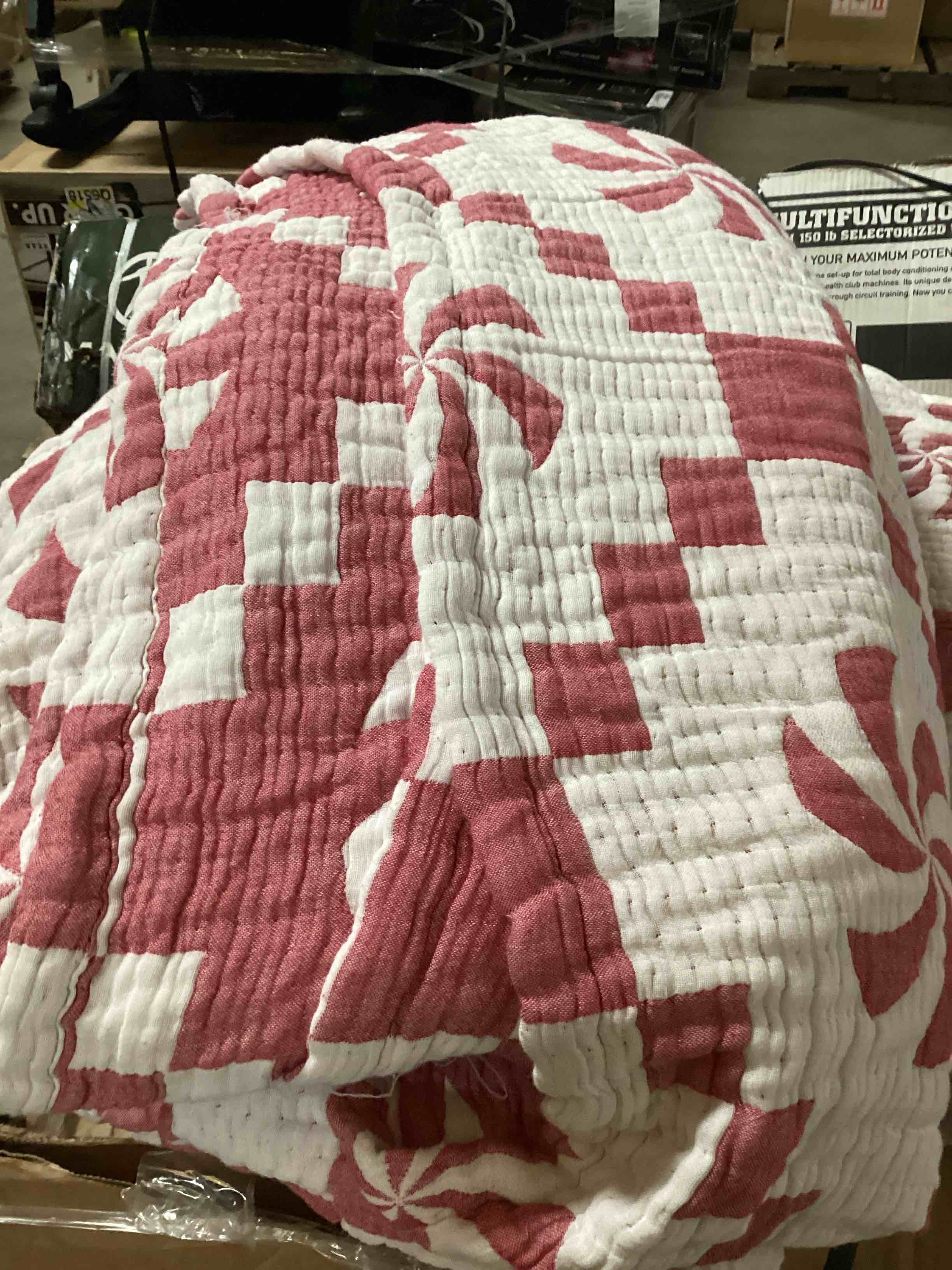 Condition photo showing Good Condition for patterned throw blanket and pillow cases
