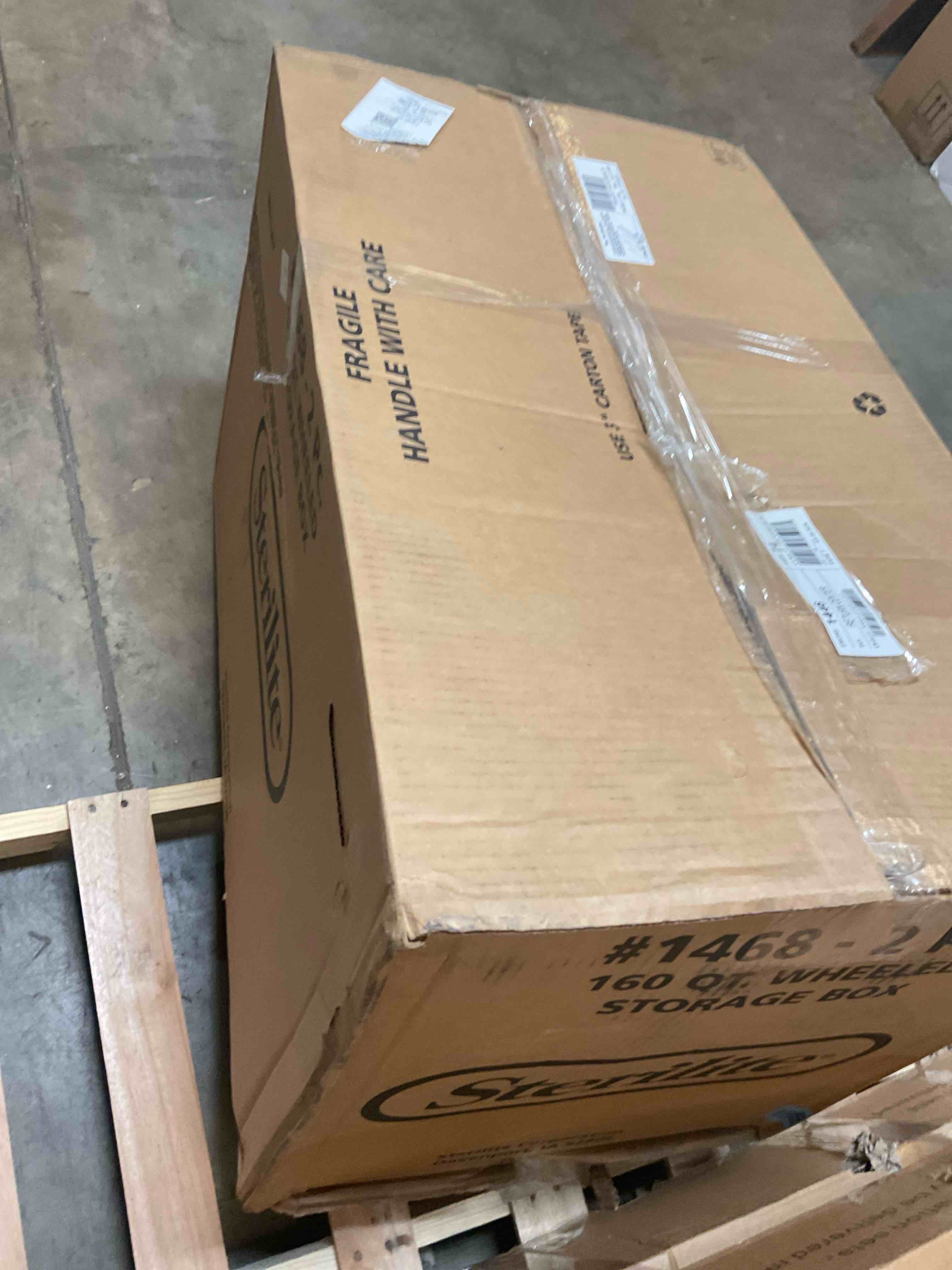 Condition photo showing Good Condition for 160 qt wheeled storage box