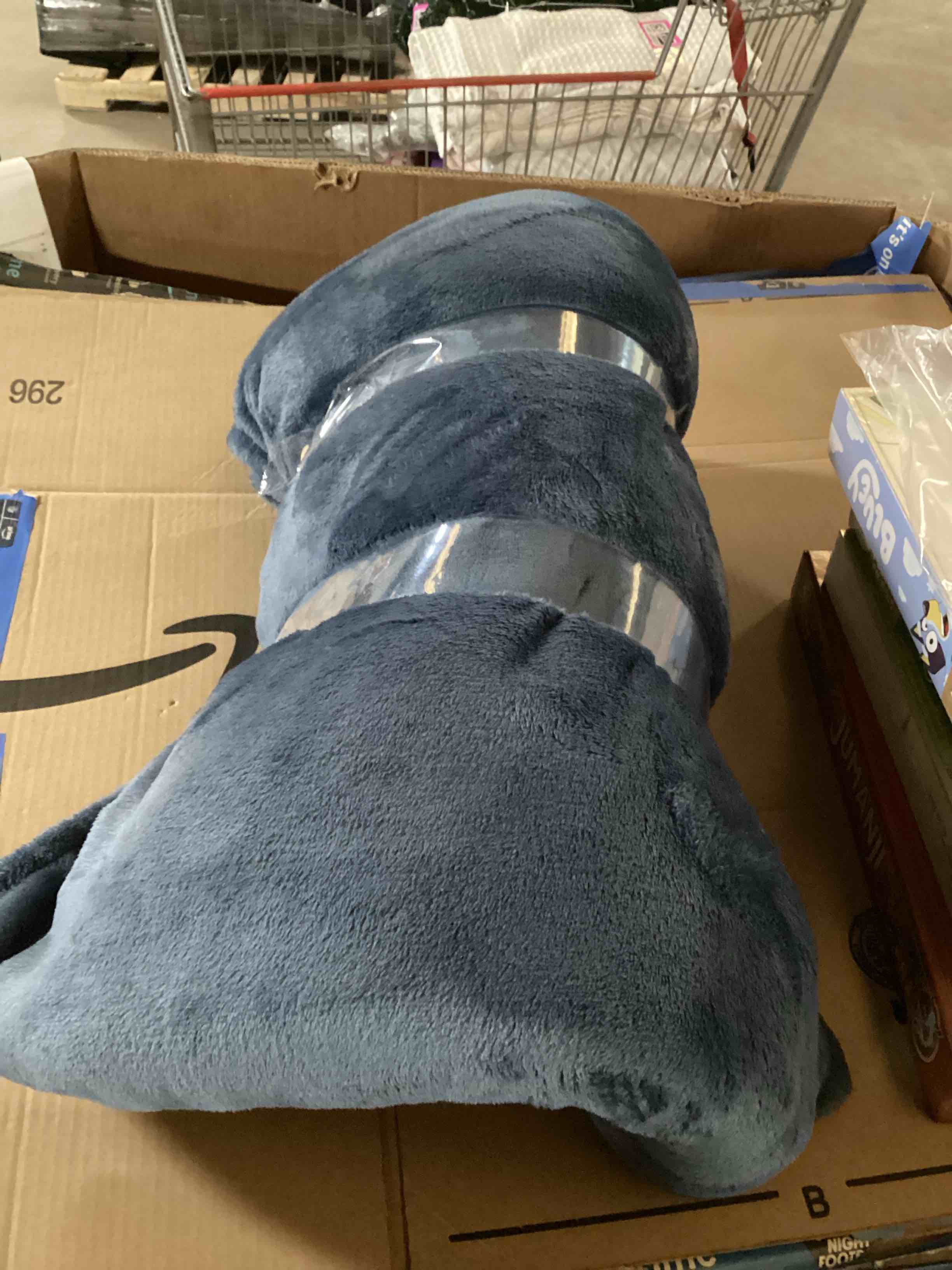 Condition photo showing Good Condition for throw blanket