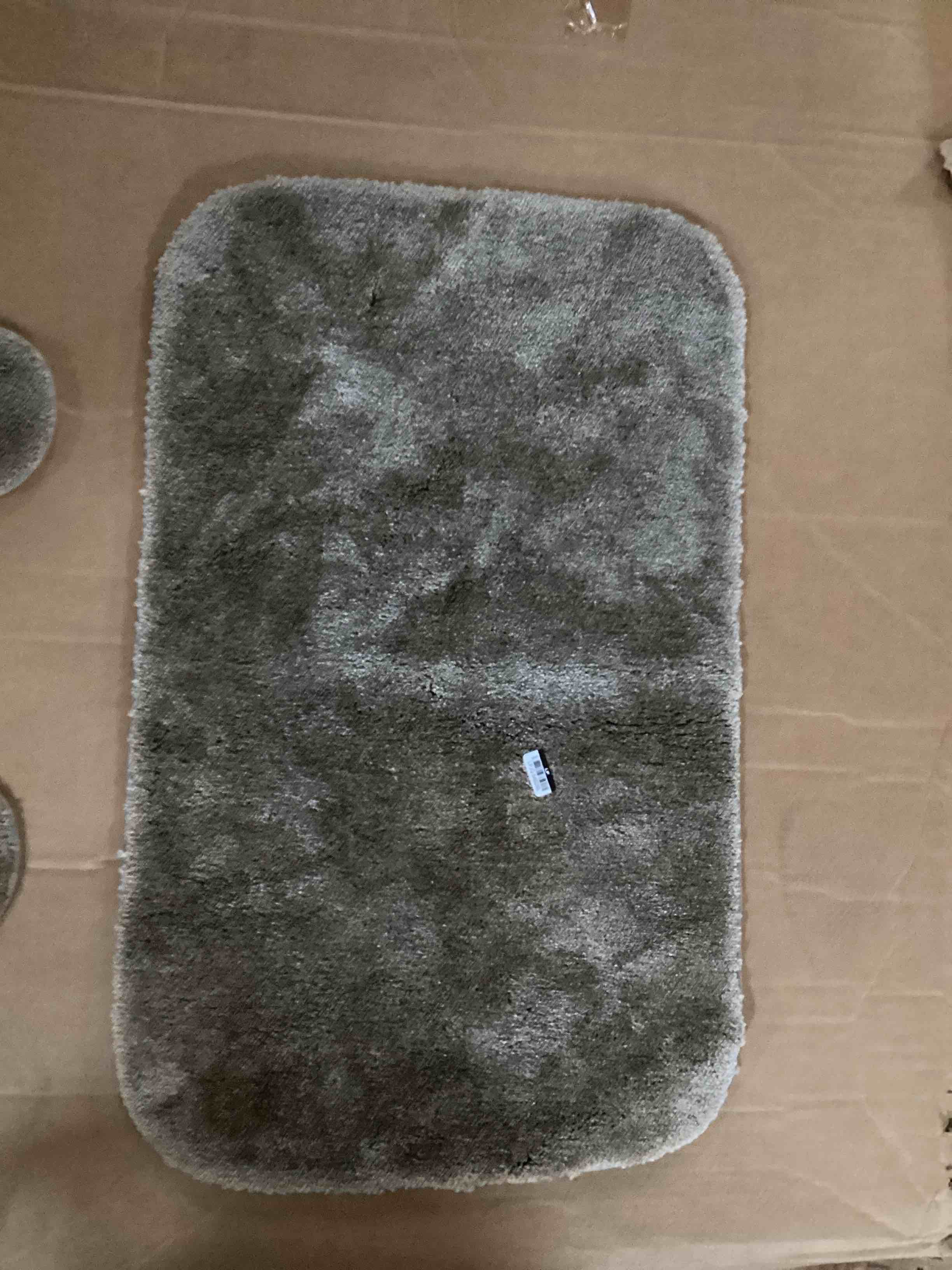 Condition photo showing Good Condition for bathroom rugs