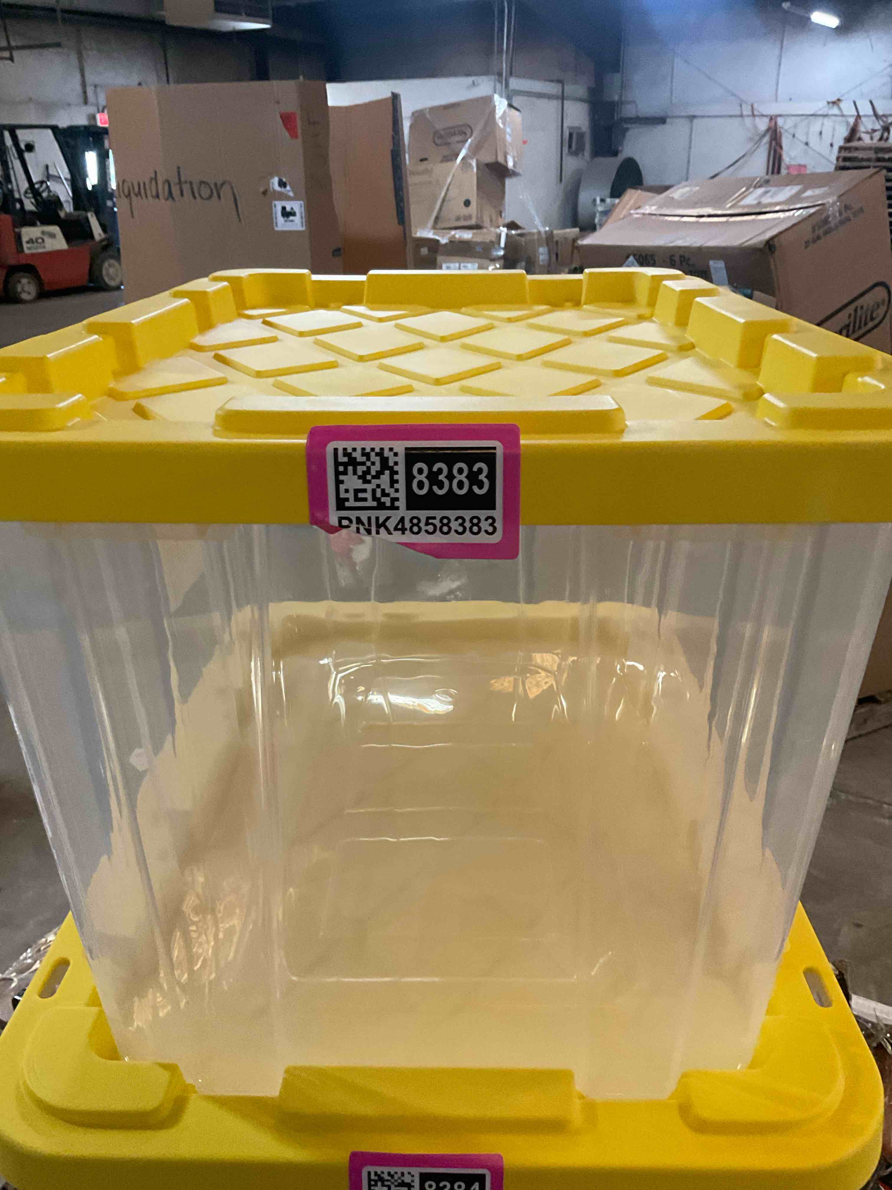 Condition photo showing Good Condition for 27 gal storage tote