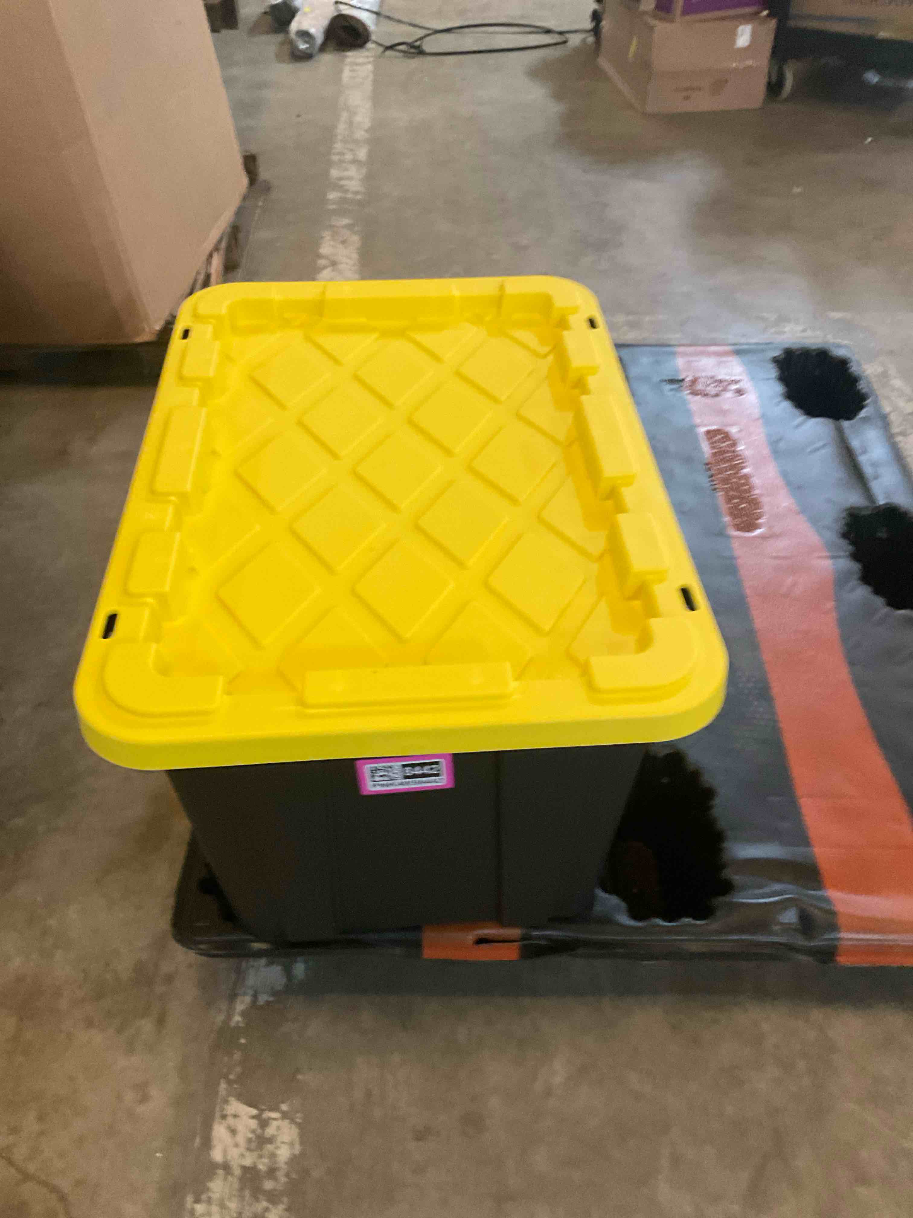 Condition photo showing Good Condition for sterlite 27 gal storage box