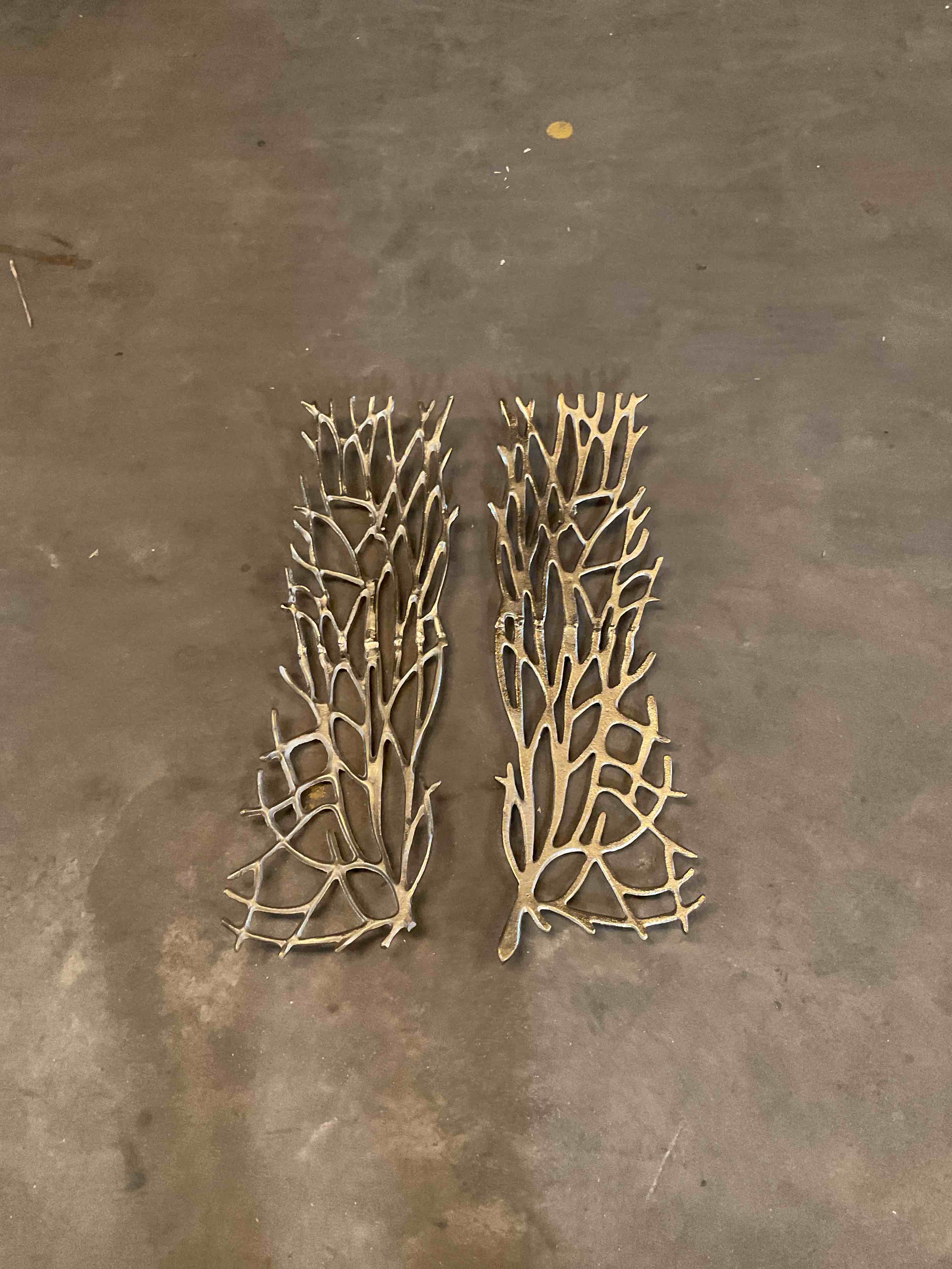 Condition photo showing Good Condition for brass wall accents