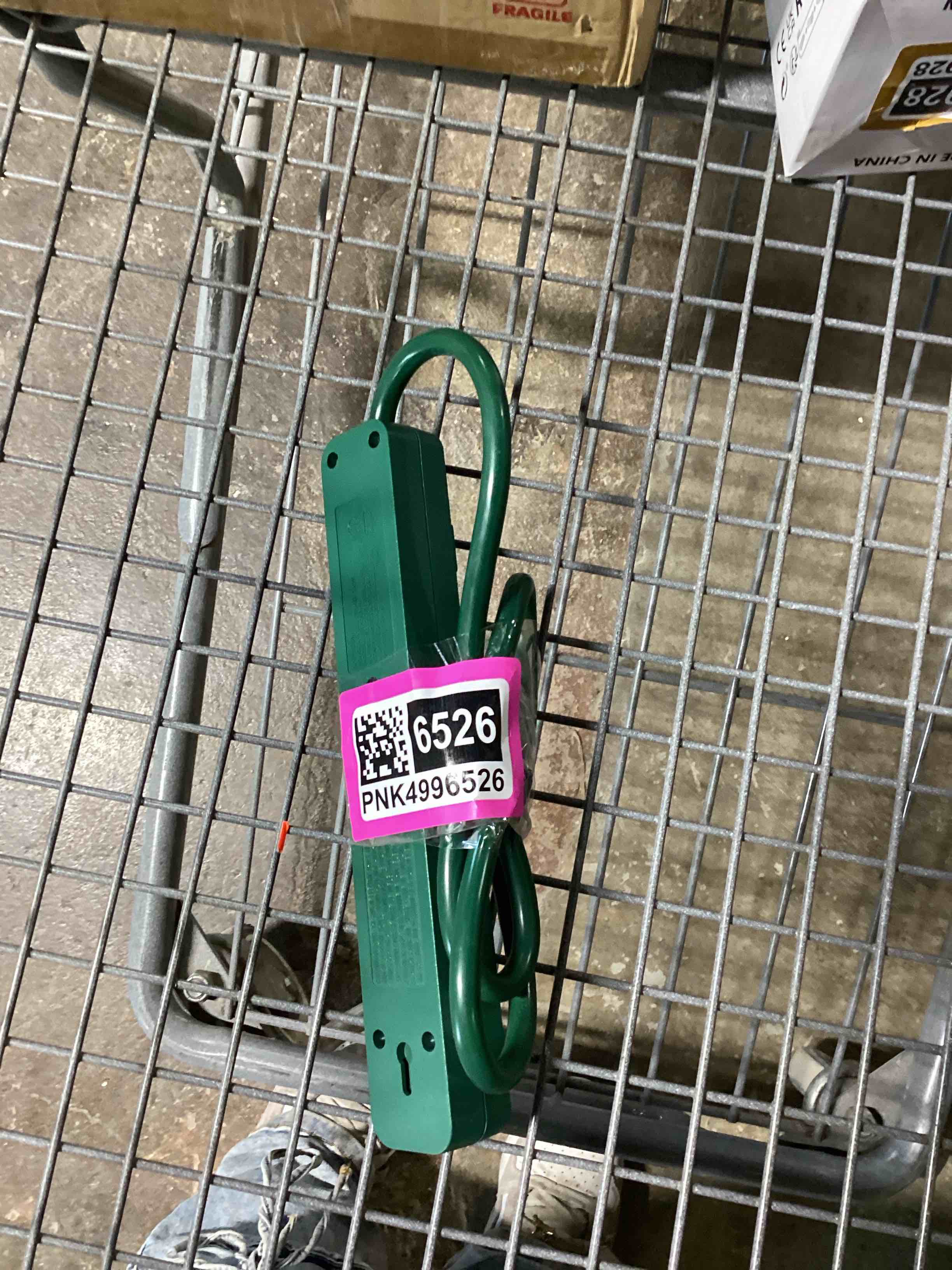 Condition photo showing Good Condition for green 6-plug power strip