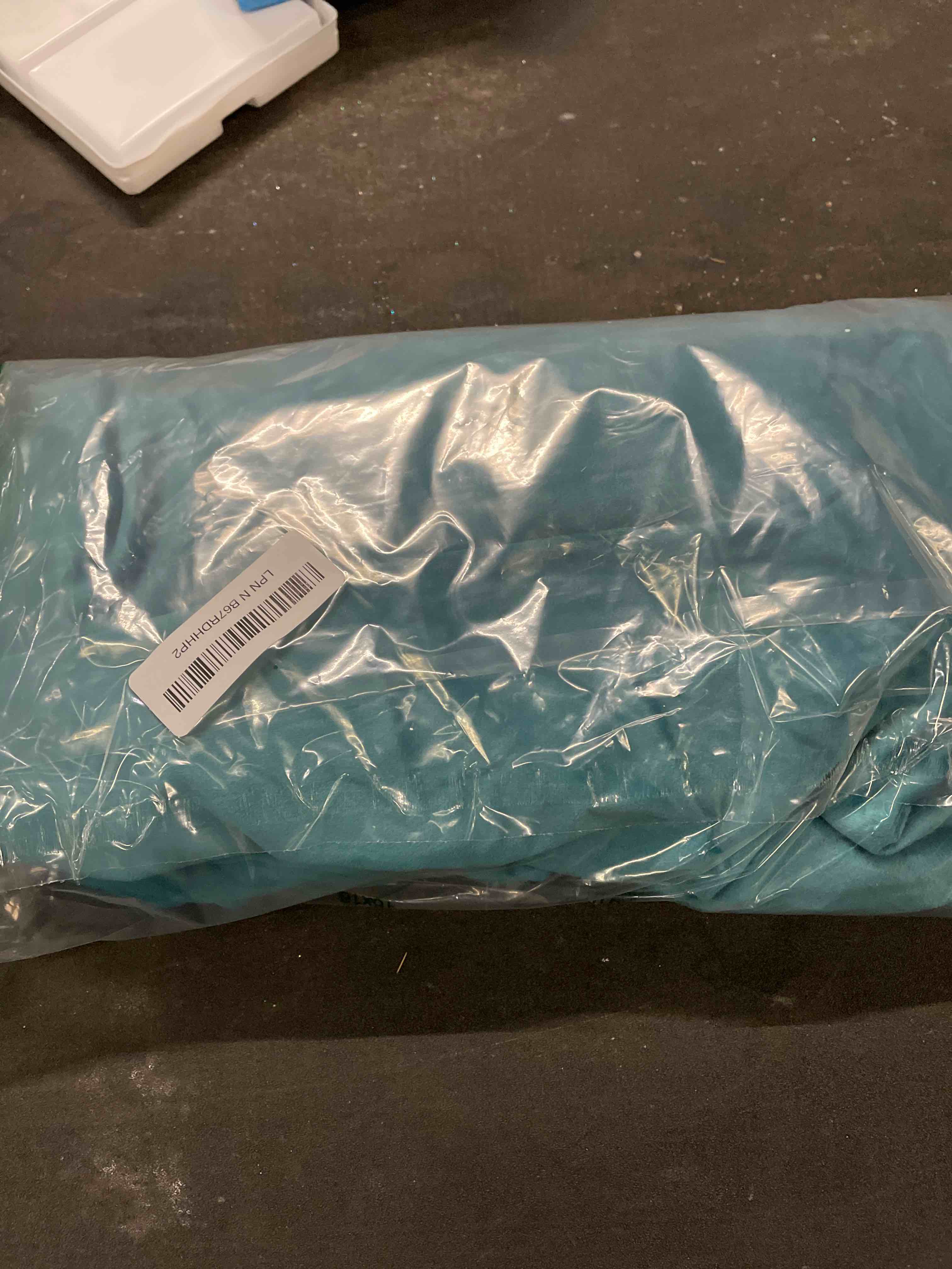 Deconovo Velvet Throw Pillow Covers, Set of 2, Decorative Pom-poms Soft with Invisible Zipper Cover 