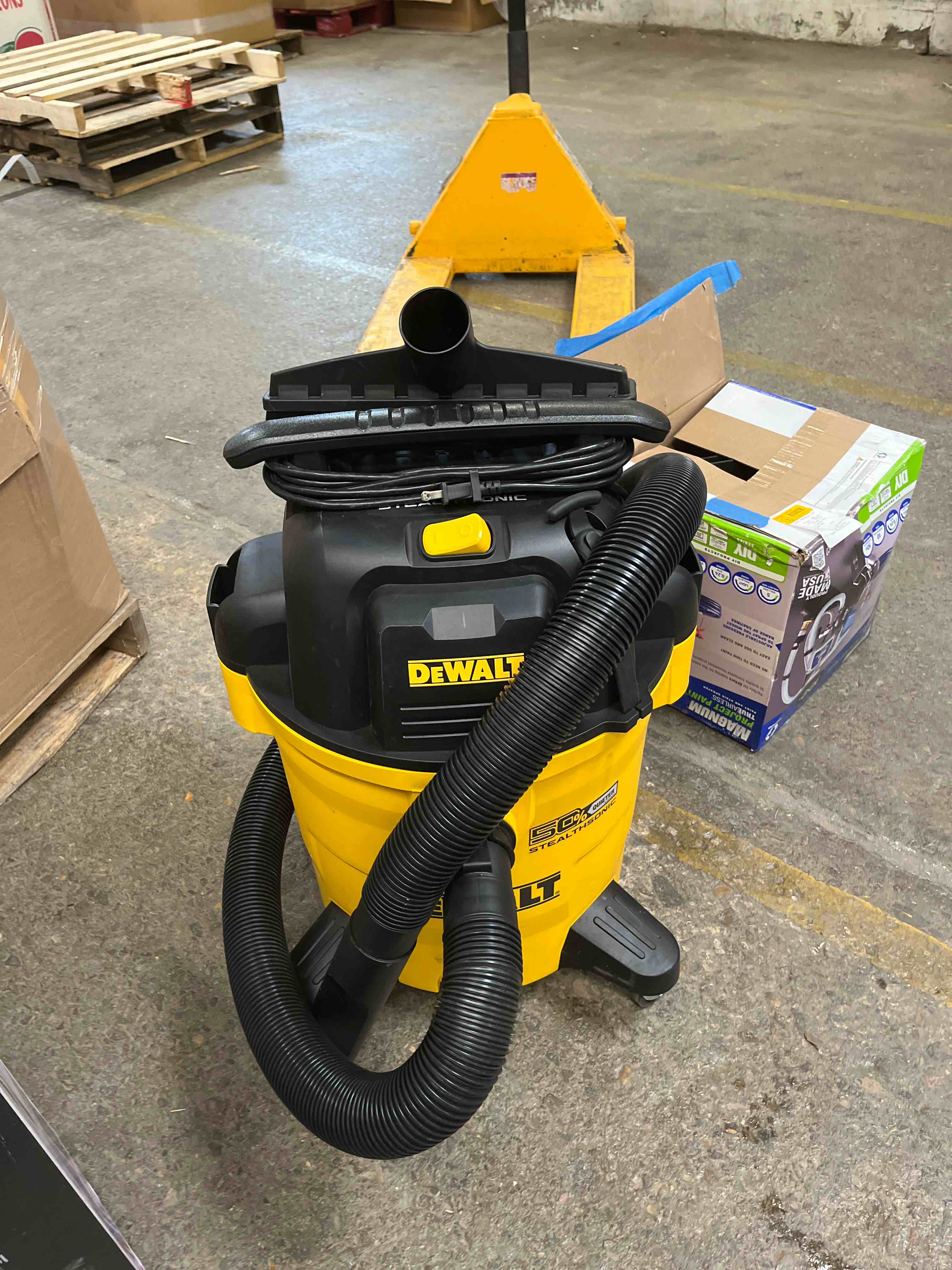 dewalt 12 gallon poly wet/dry vac, 5.5 hp shop vacuum wet vacuum cleaner for workshop, jobsite, commericial area, large pick-up capacity, yellow,dxv12p