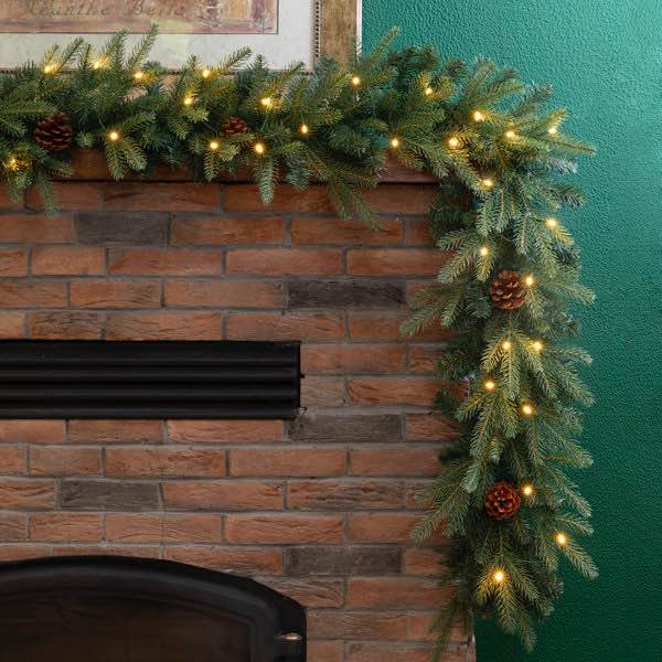 WB 9ft Pre-lit Garland 