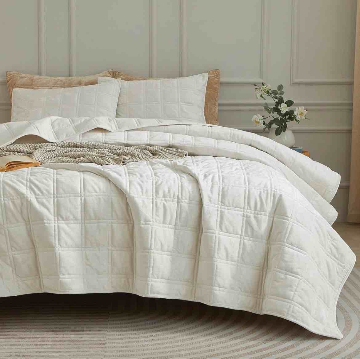 L'AGRATY Velvet Quilt King Size: 3-Piece Reversible Luxury Velvet Bedding Comforter Set - Lightweigh