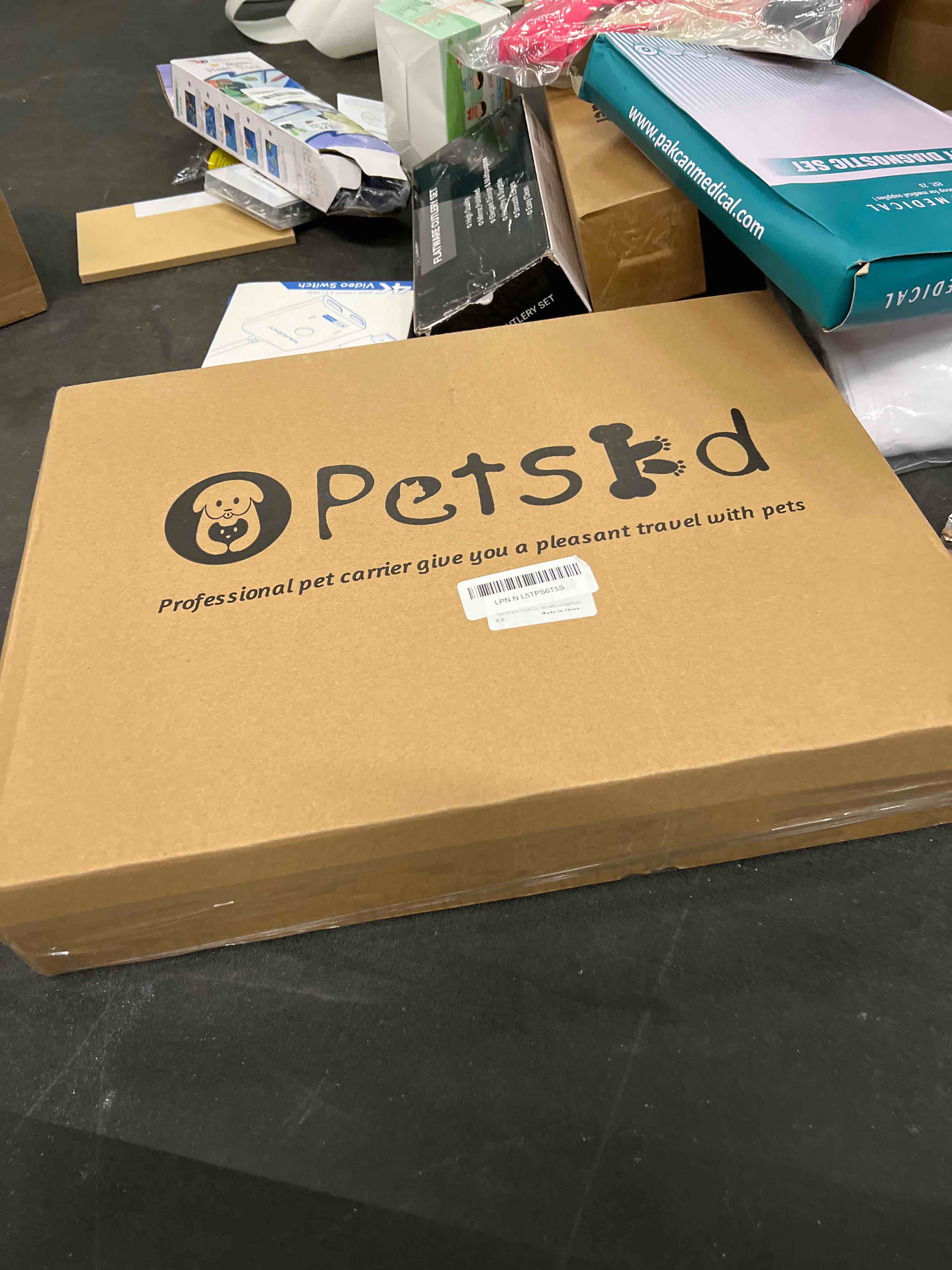 Condition photo showing Good Condition for Petskd Pet Carrier 17x12x8.5 JetBlue Allegiant Airline Approved,Pet Travel Carrier Bag for Small Cats and Dogs, Soft Dog Carrier for 1-8 LBS Pets,Dog Cat Carrier with Safety Lock Zipper(Black) 17.0"L x 12.0"W x 8.5"H Black