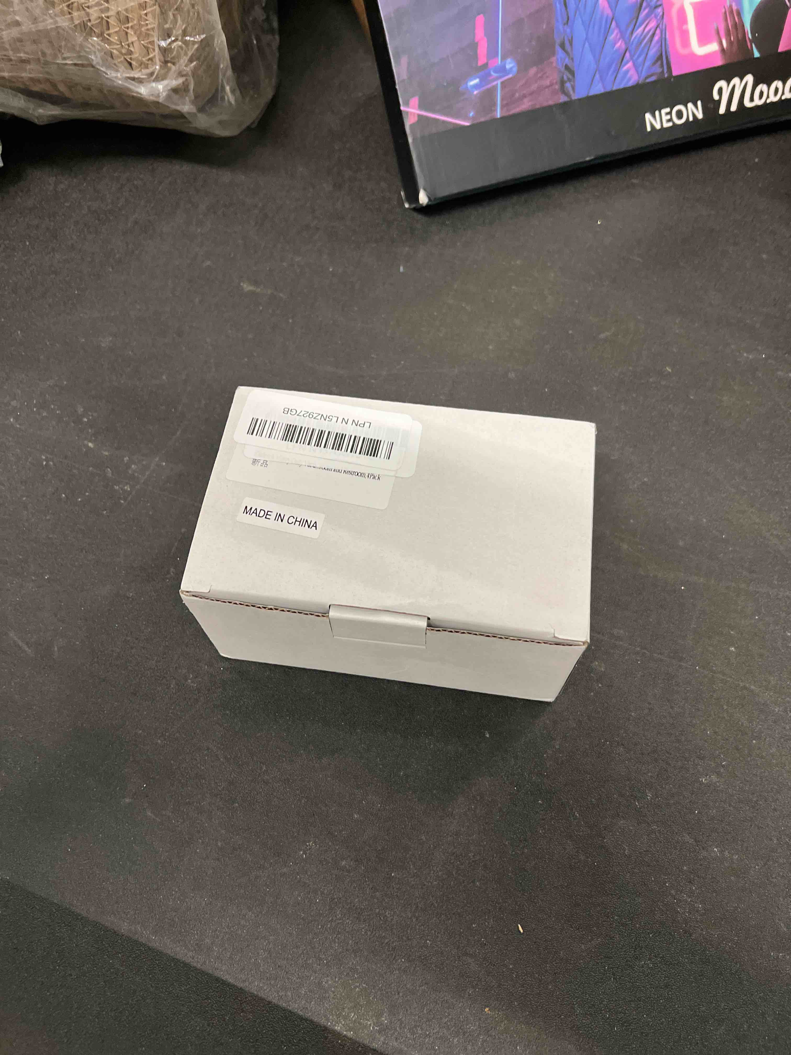 Condition photo showing Good Condition for Wreath Cup Hook,Bronze -Plated Plished Super Suction for Shower,Glass Window,Kitchen&Bathroom&Restroom Organization?4Pack 4 Pack Bronze