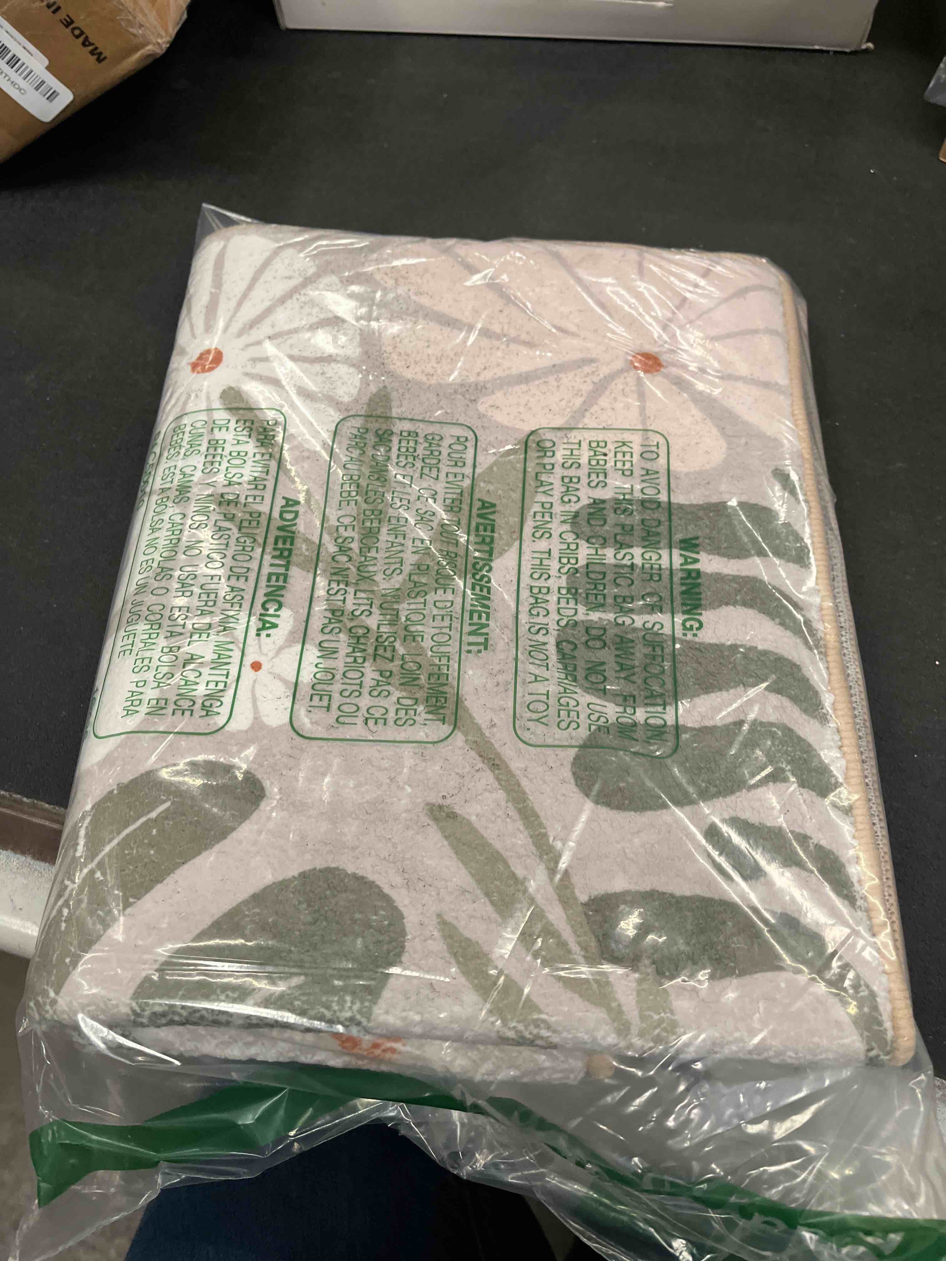 Condition photo showing Good Condition for RoomTalks Sage Green Floral 2x3 Small Area Rugs for Bathroom Kitchen Indoor Soft Aesthetic Entryway 