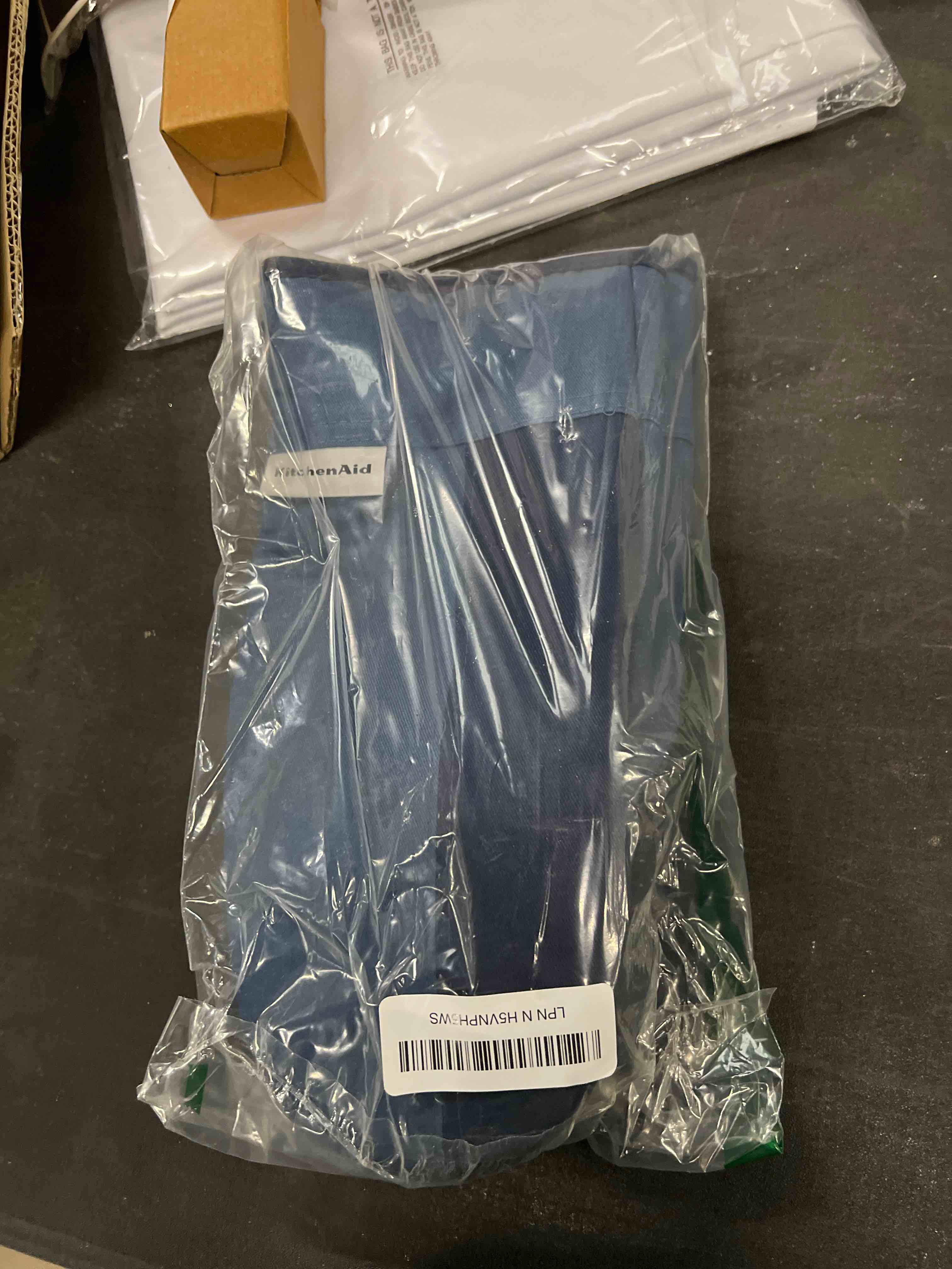 Condition photo showing Good Condition for KitchenAid Beacon Two-Tone Non-Slip Oven Mitt Set, Navy/Ink, 5.75"x13", 2 Piece Navy/Ink Blue 5.75"x13"