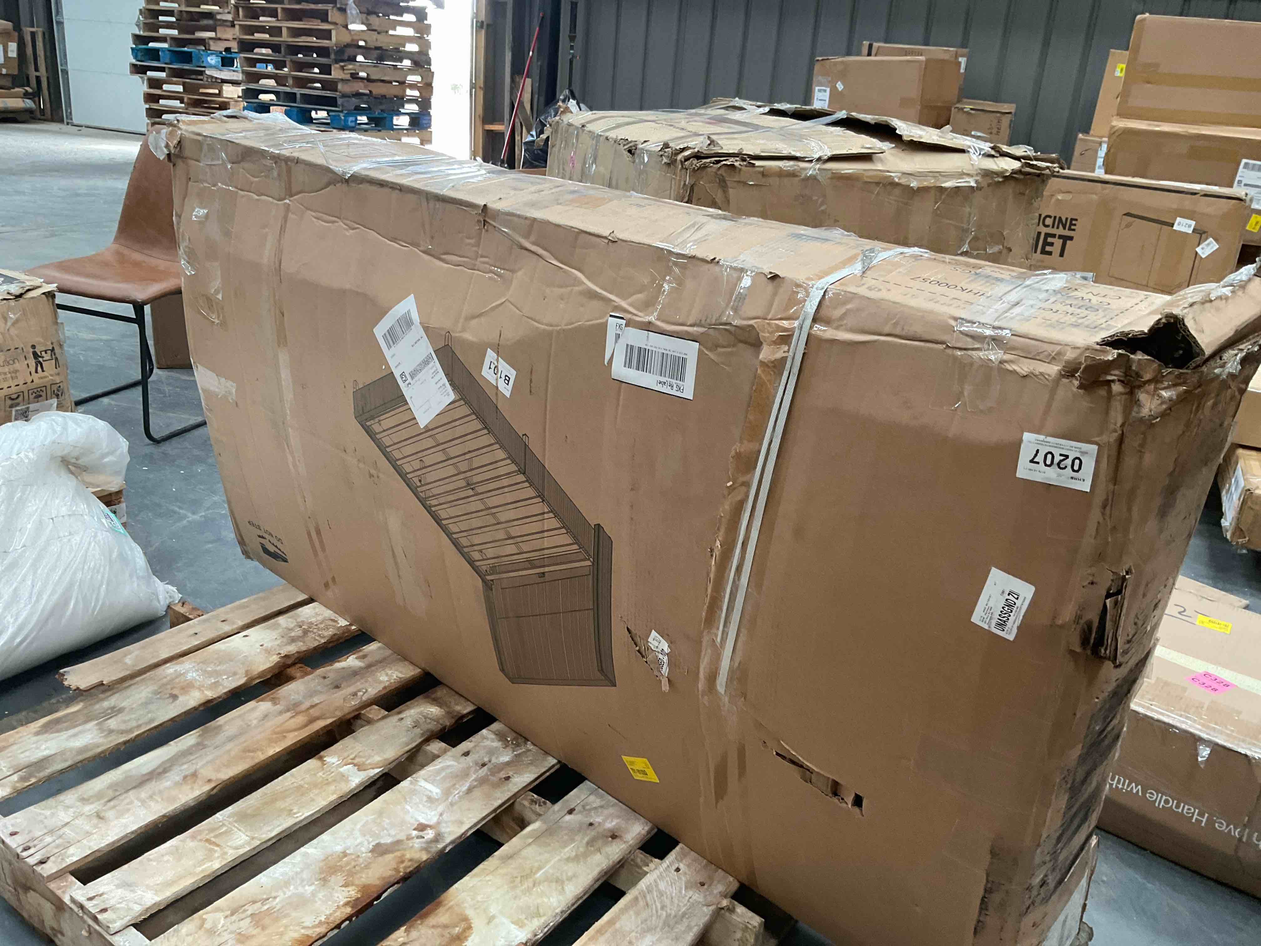 Condition photo showing Good Condition for Wauseon Upholstered Wingback Platform Bed